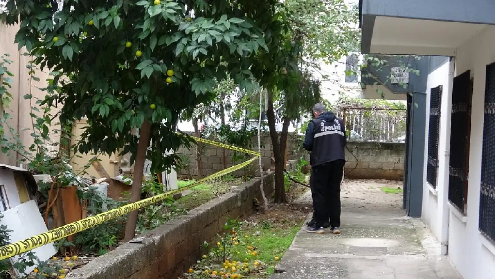 Bacağını elektrikli testereye kaptıran yaşlı adam ağır yaralandı, olayı haber alan torun gözyaşlarına boğuldu