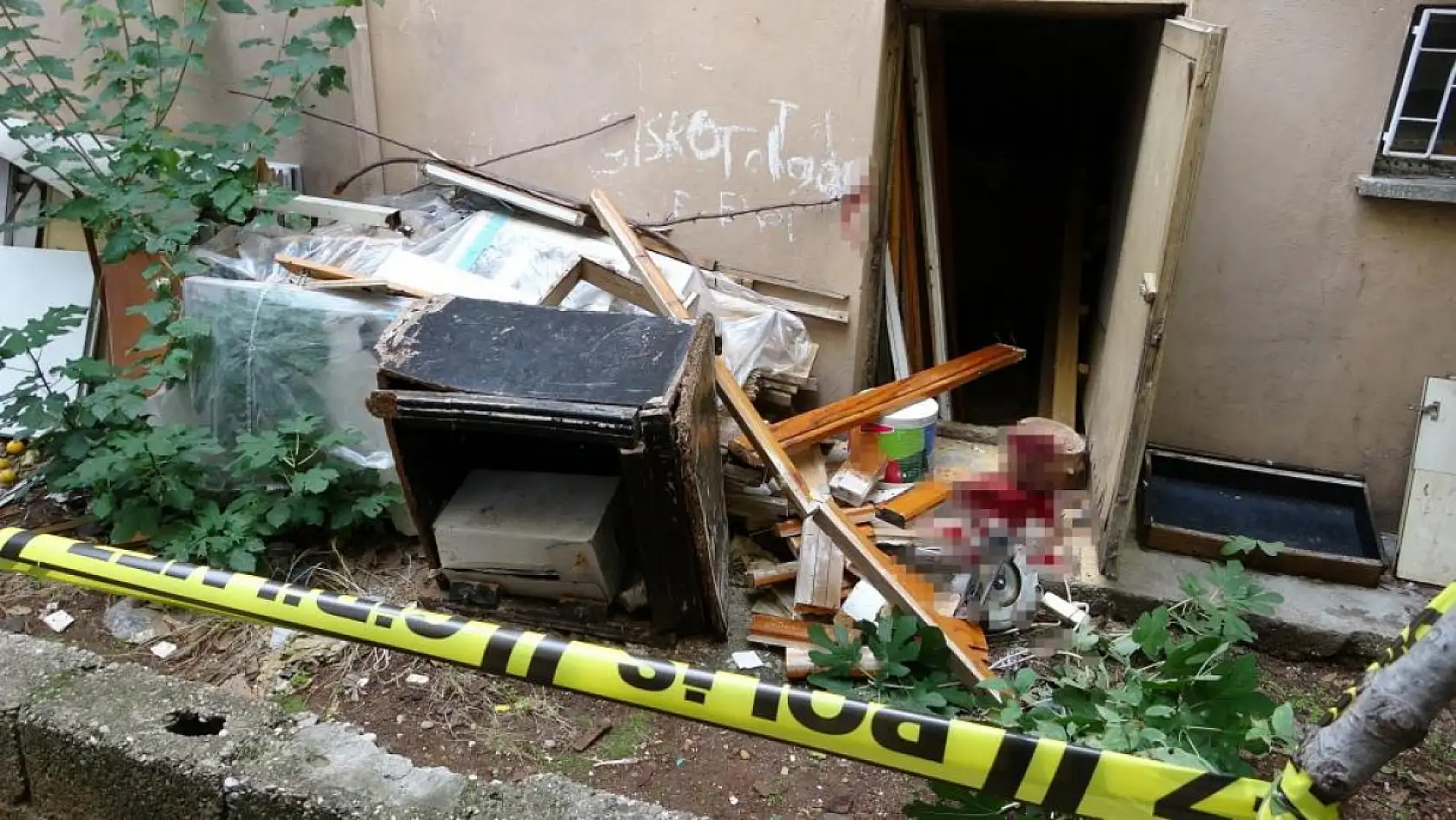 Bacağını elektrikli testereye kaptıran yaşlı adam ağır yaralandı, olayı haber alan torun gözyaşlarına boğuldu