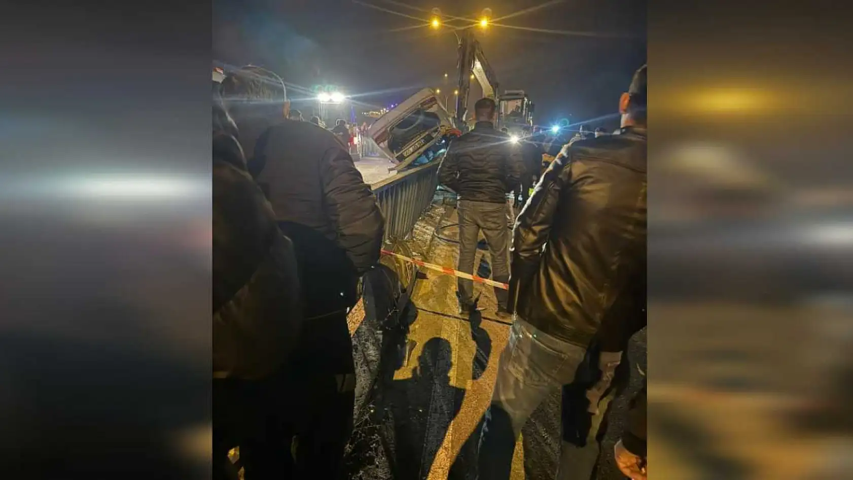 Köprü demirlerine çarpan araç hurdaya döndü: 1 ölü, 3 yaralı