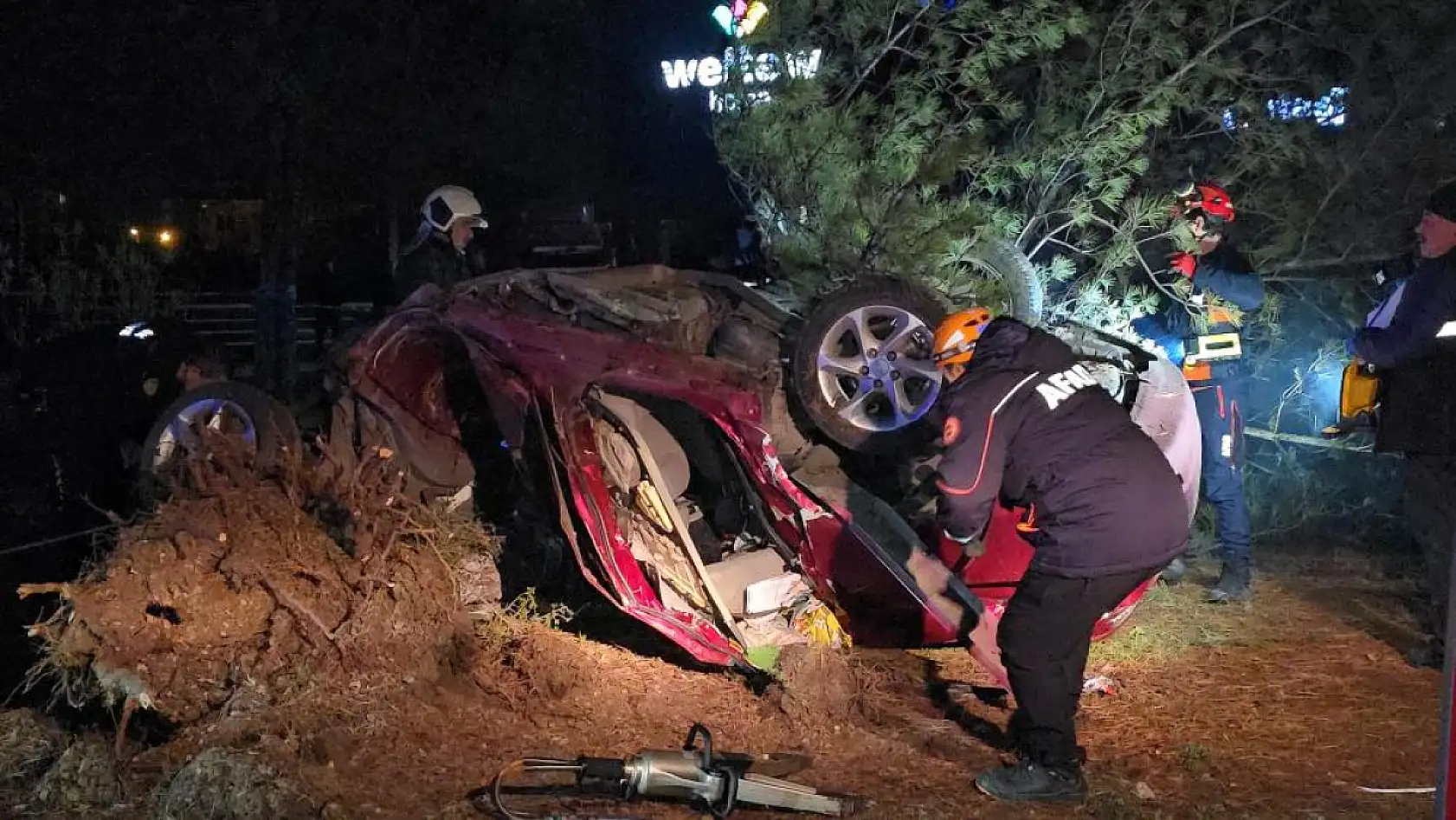 Otomobil, takla atarak çarptığı ağacı kökünden söktü: 1 ölü