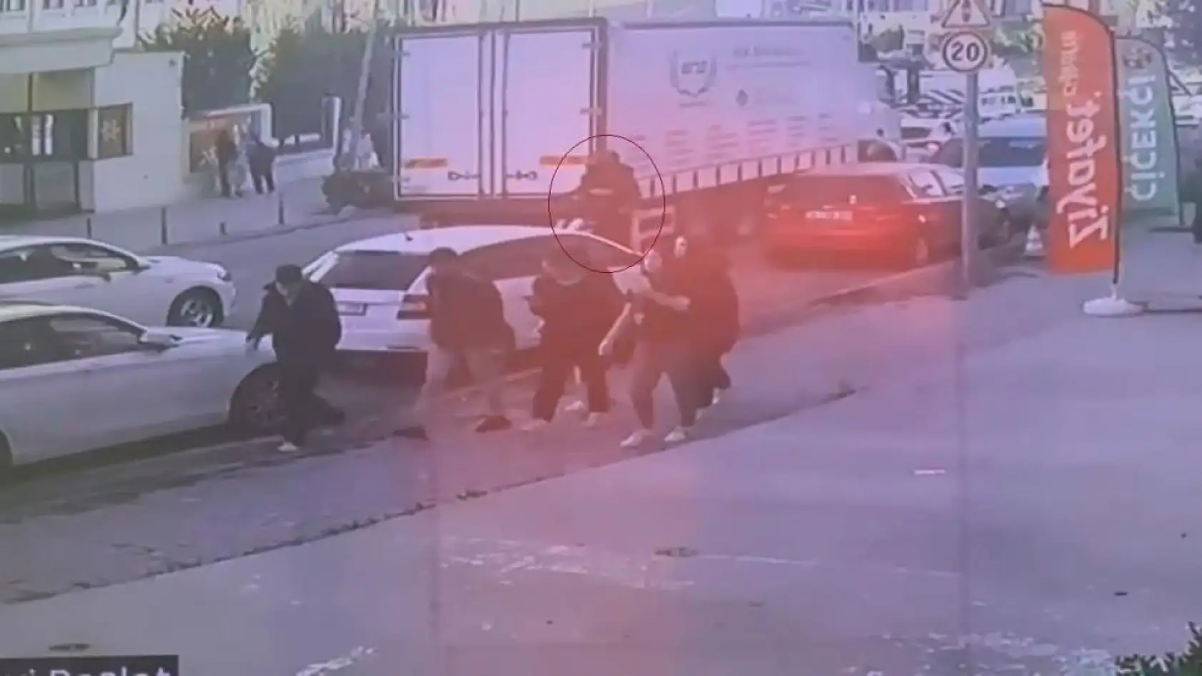 Okul çıkışında dehşeti yaşadılar: Ters yönden gelen scooter, kadına ve çocuğa çarptı