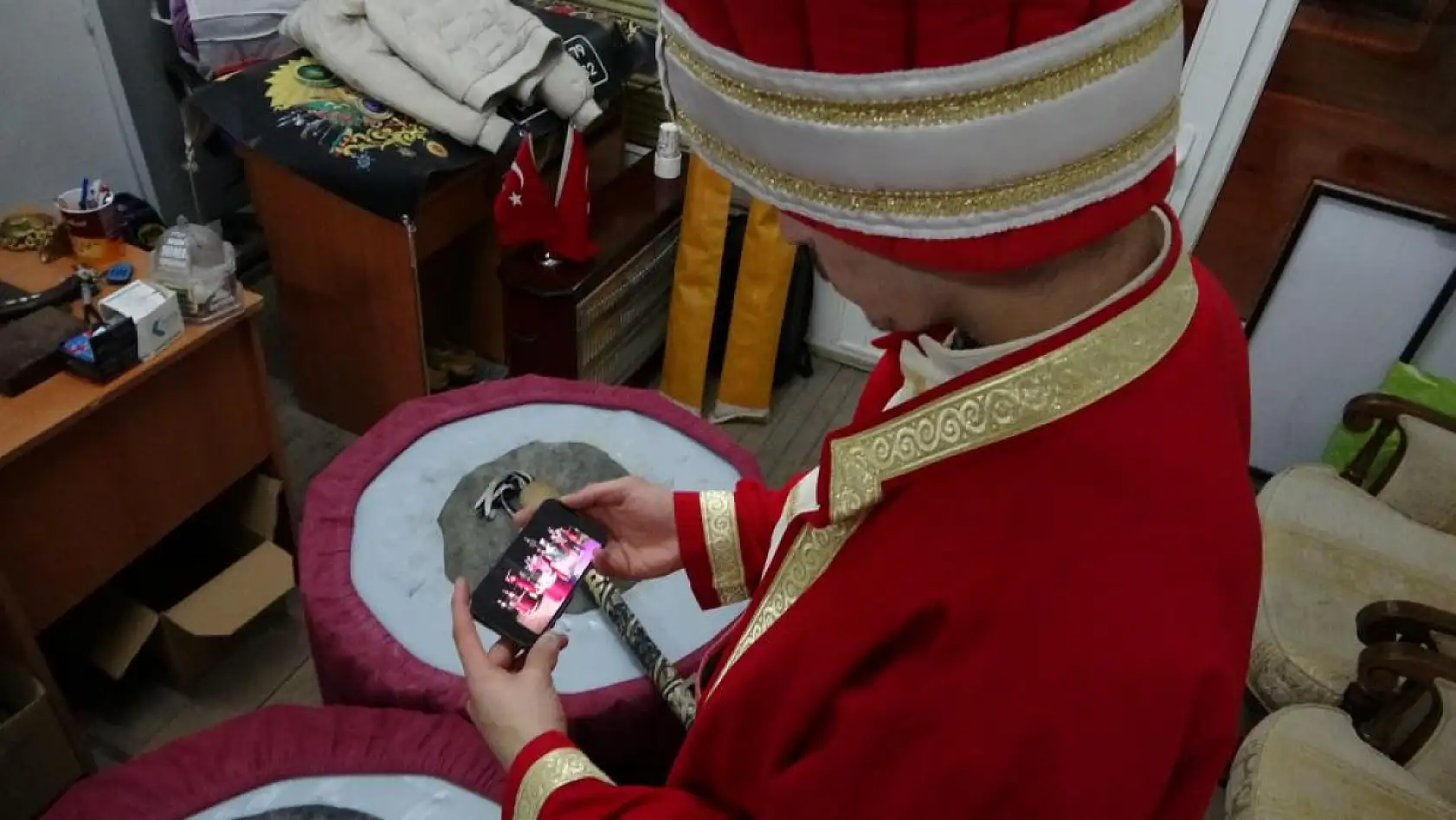 Mehteranda kösü düşmana vurur gibi vuran genç sosyal medyayı salladı