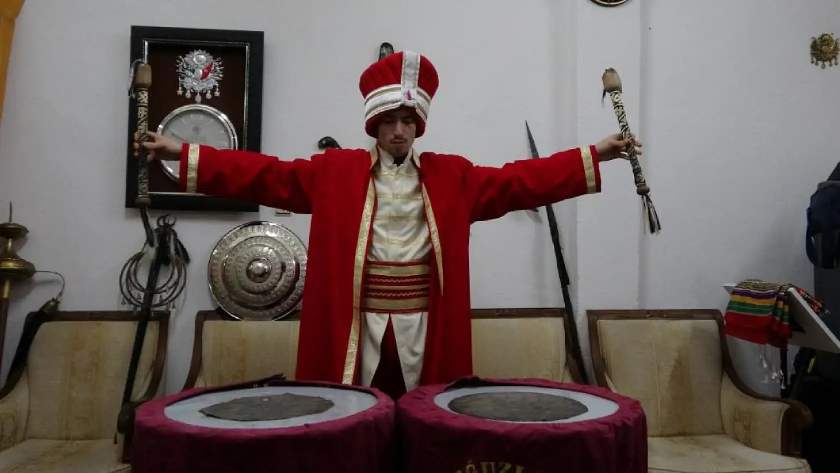 Mehteranda kösü düşmana vurur gibi vuran genç sosyal medyayı salladı