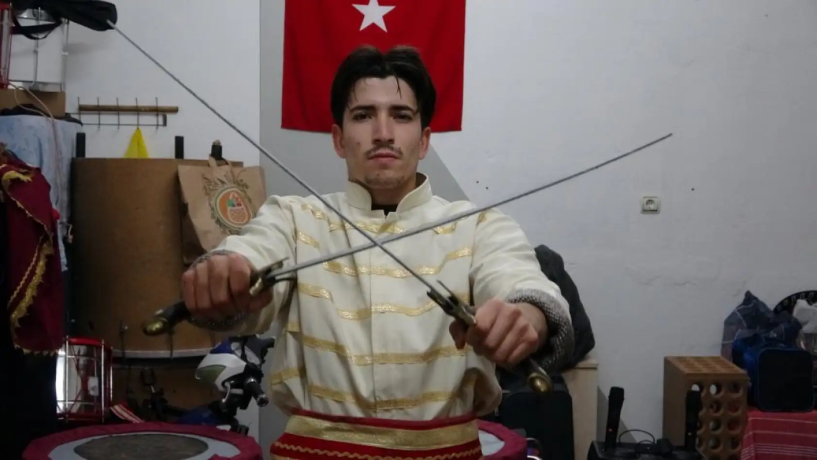 Mehteranda kösü düşmana vurur gibi vuran genç sosyal medyayı salladı