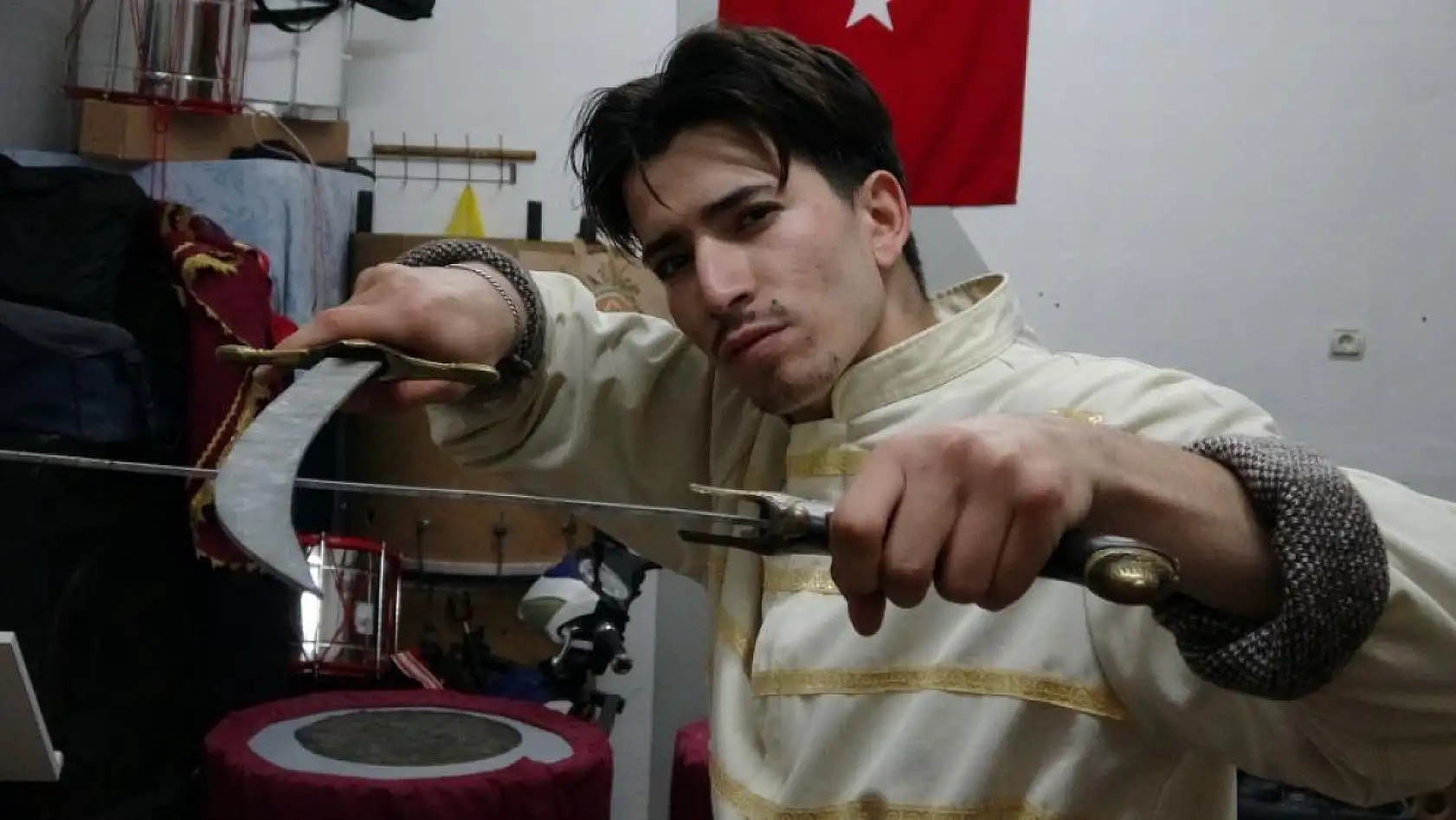 Mehteranda kösü düşmana vurur gibi vuran genç sosyal medyayı salladı