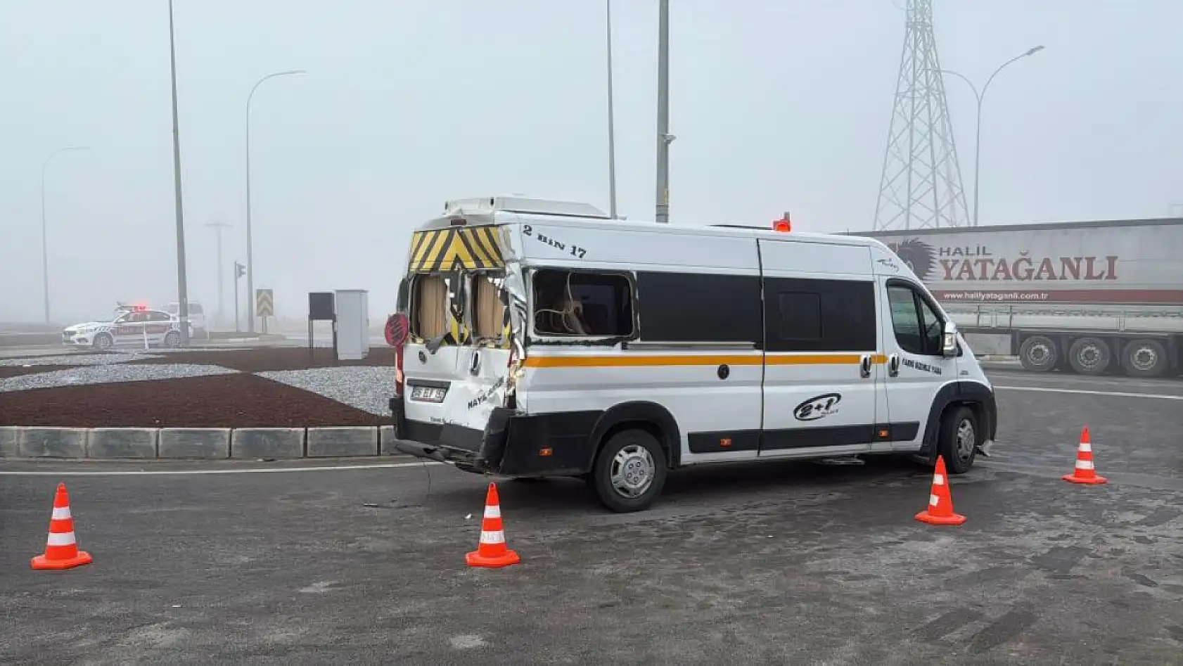 Öğrenci servisi, tır ve hafif ticari aracın karıştığı kazada 20 kişi yaralandı