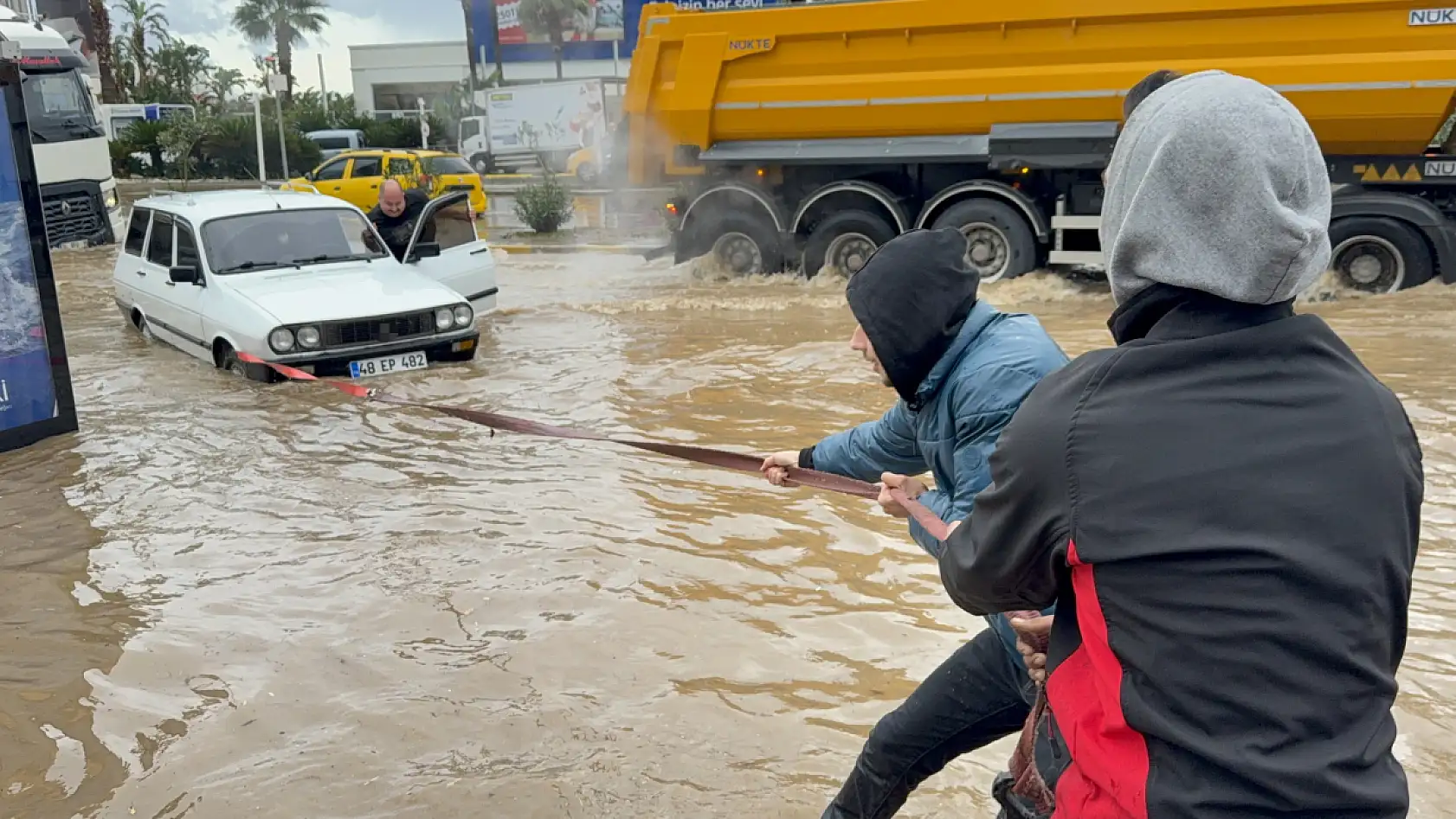Bodrumda sokaklar göle döndü araçlar sular altında kaldı