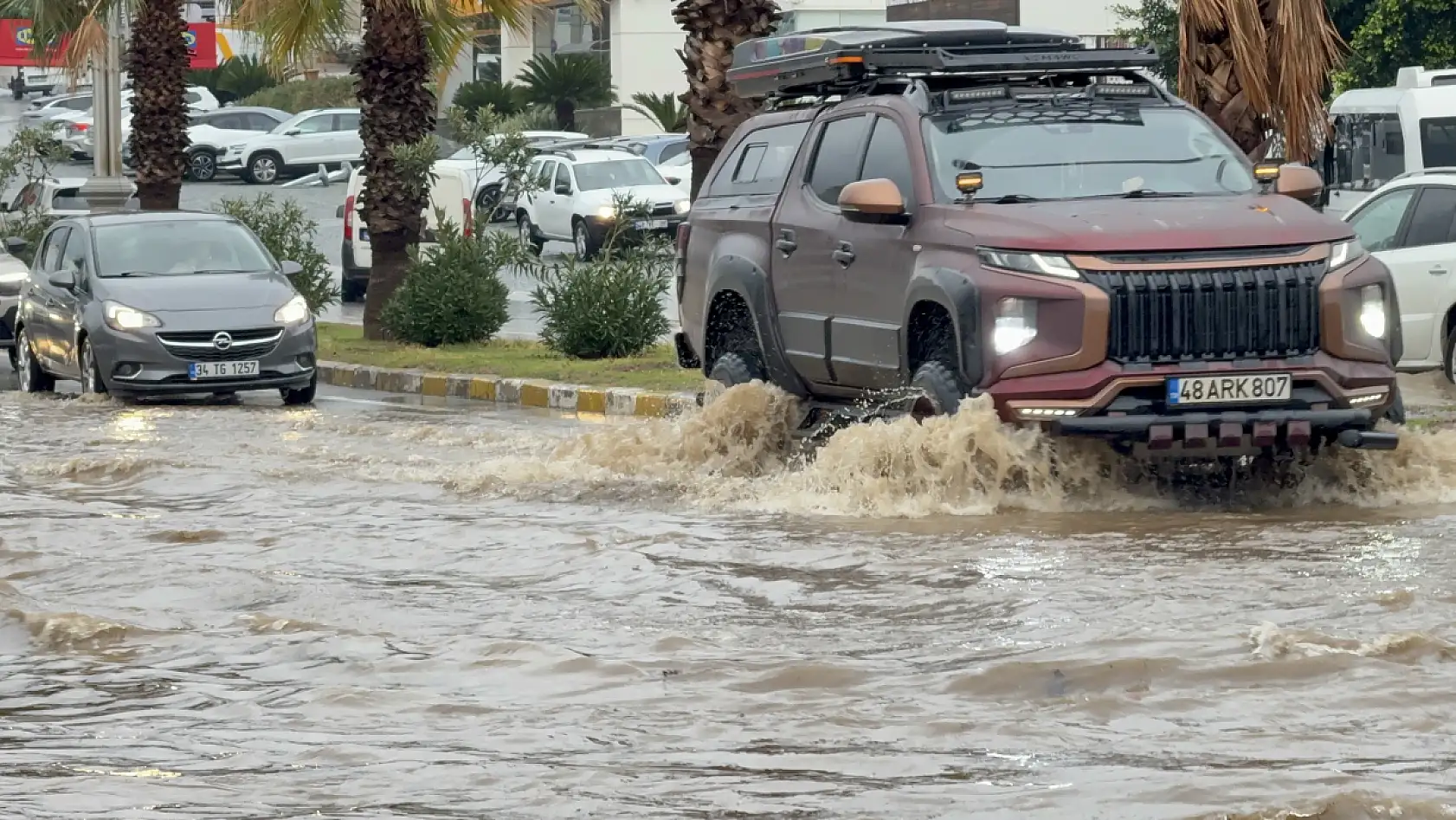 Bodrumda sokaklar göle döndü araçlar sular altında kaldı