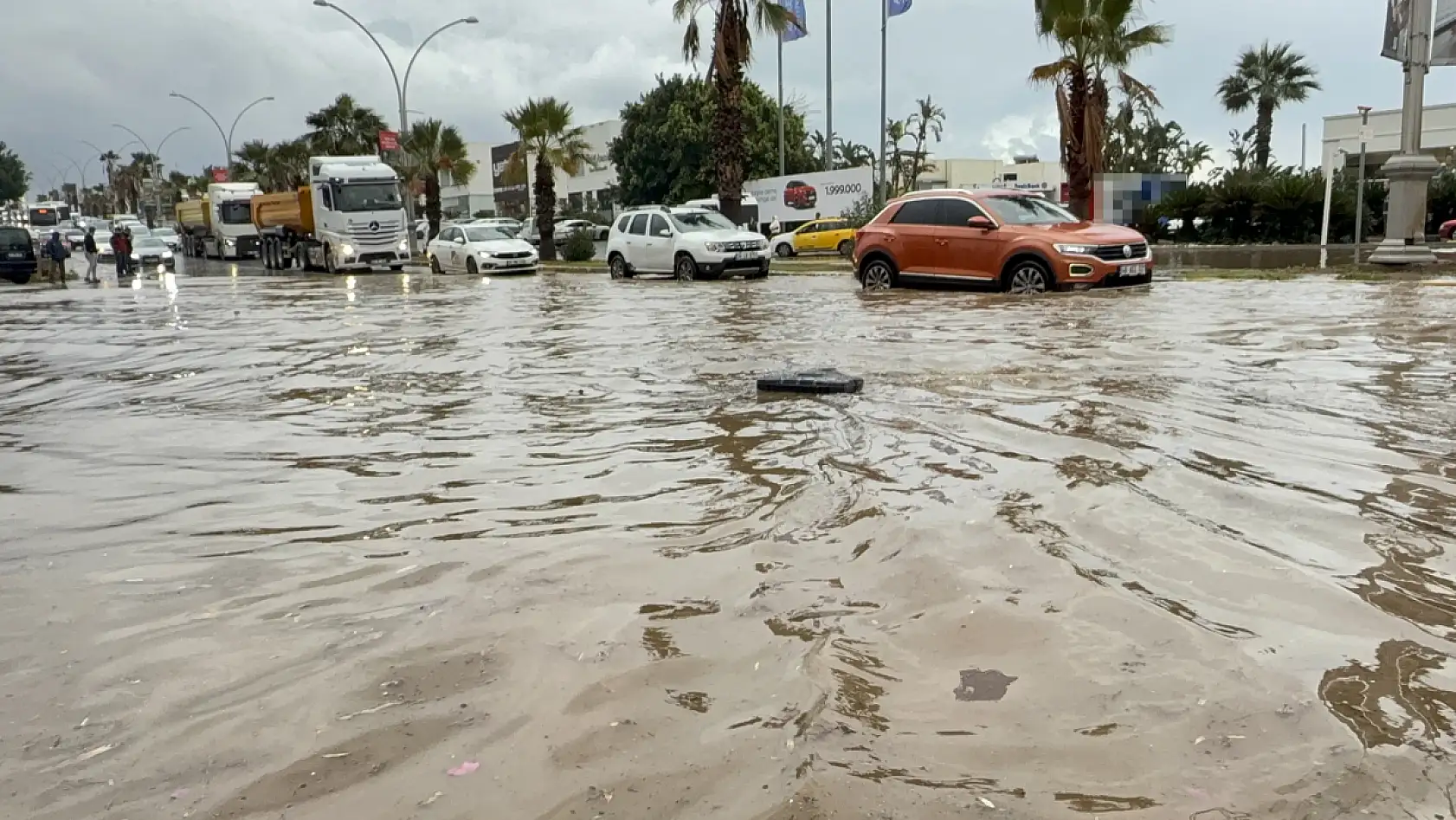 Bodrumda sokaklar göle döndü araçlar sular altında kaldı