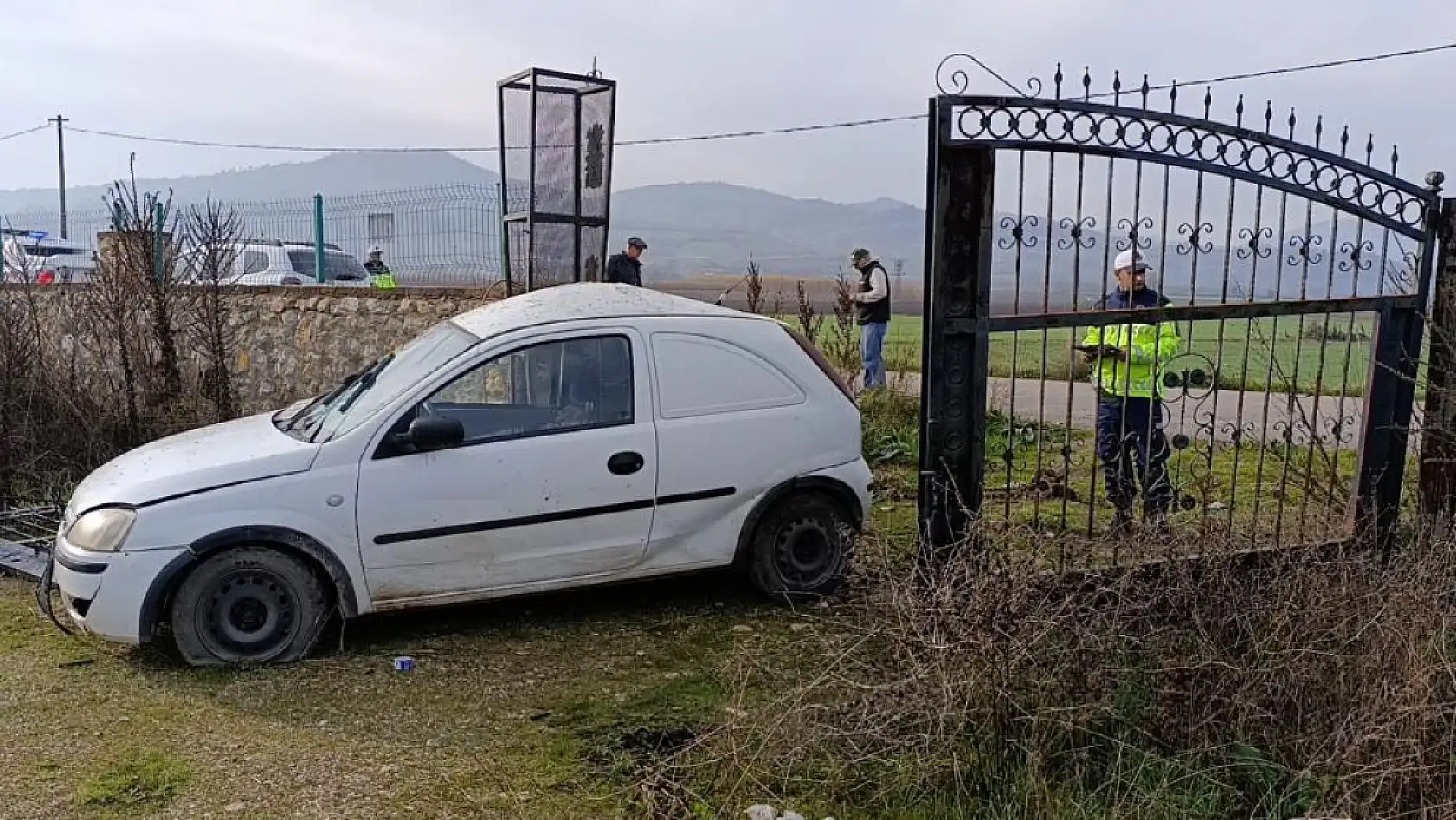 Kaza sonrası otomobilde bayılan sürücü donmak üzereyken bulundu