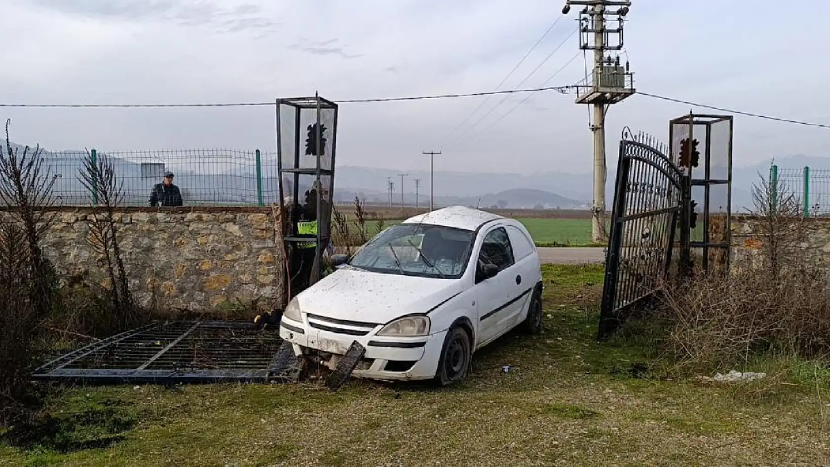 Kaza sonrası otomobilde bayılan sürücü donmak üzereyken bulundu