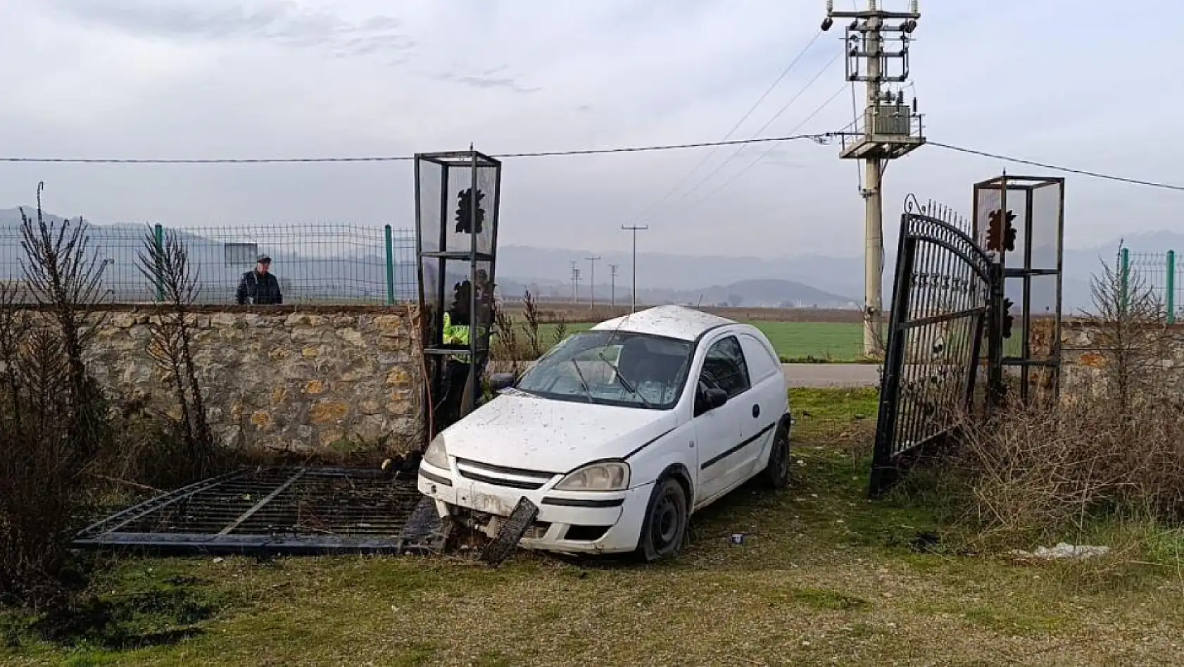 Kaza sonrası otomobilde bayılan sürücü donmak üzereyken bulundu