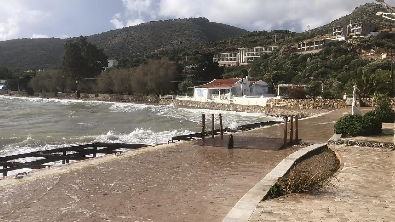 Datça'da sağanak yağış ve fırtına kurumları teyakkuza geçirdi