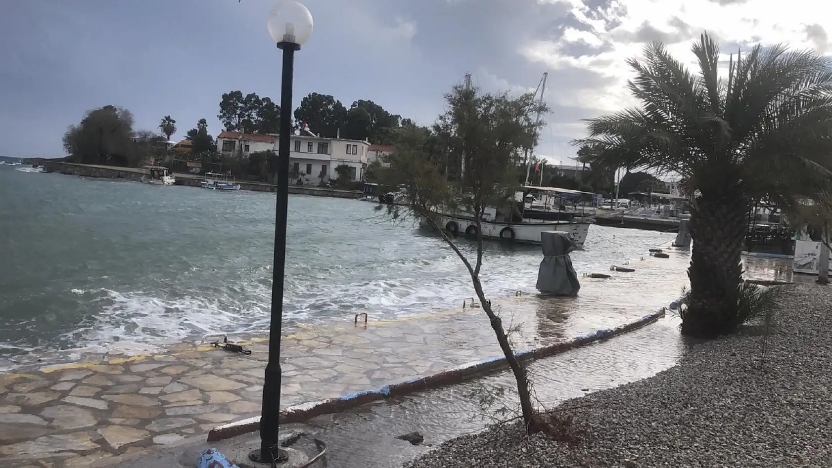 Datça'da sağanak yağış ve fırtına kurumları teyakkuza geçirdi