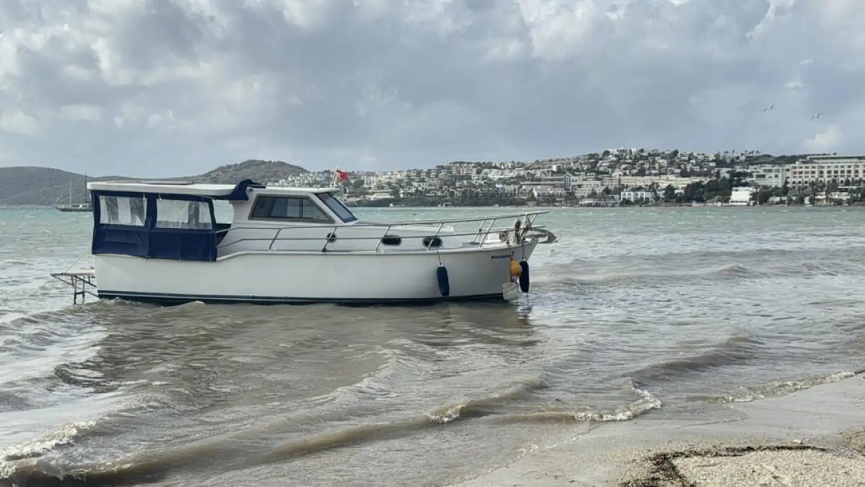 Bodrum'da selin ardından fırtına: 'Tekneler karaya oturdu, denizin rengi değişti'