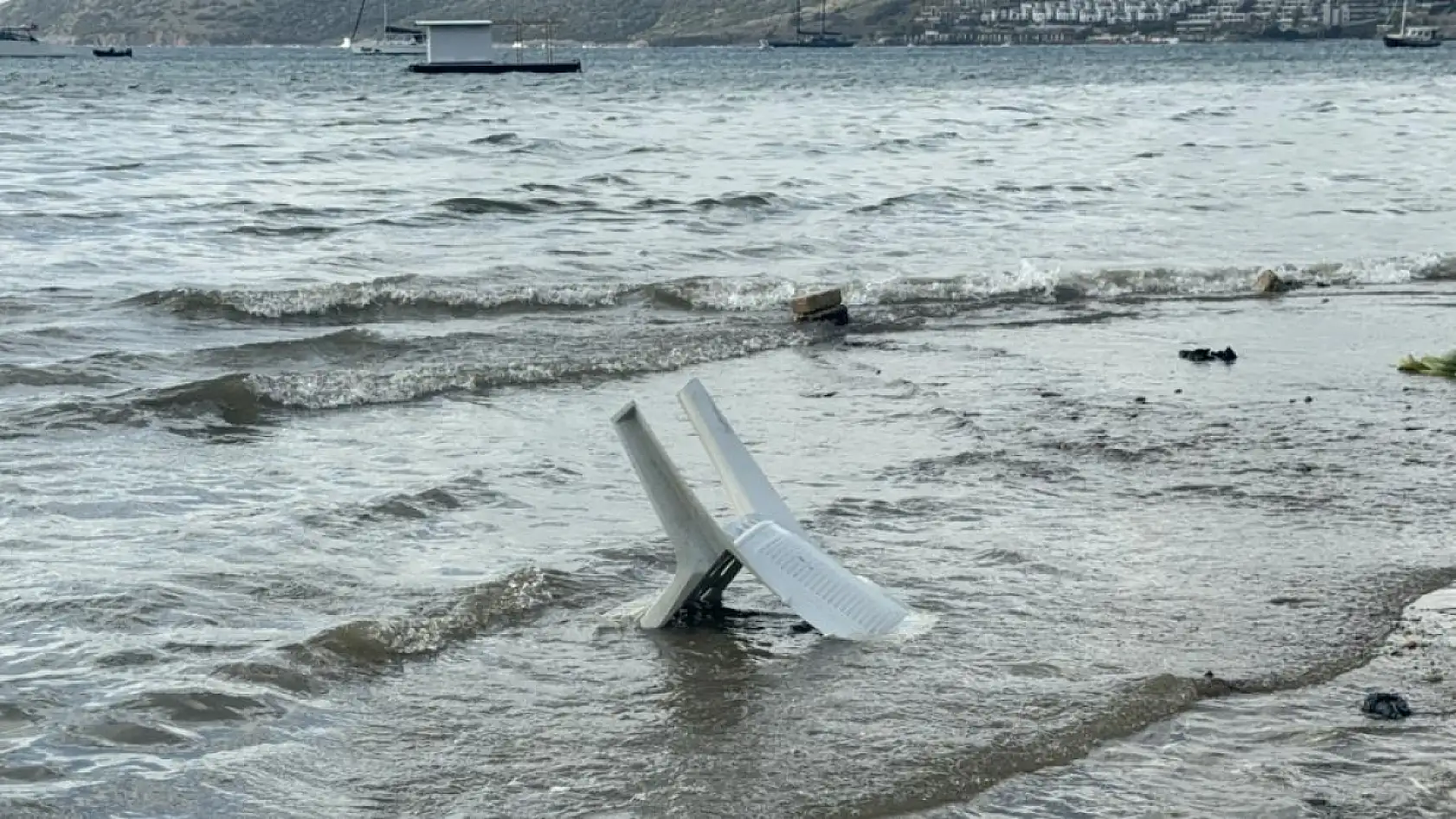 Bodrum'da selin ardından fırtına: 'Tekneler karaya oturdu, denizin rengi değişti'