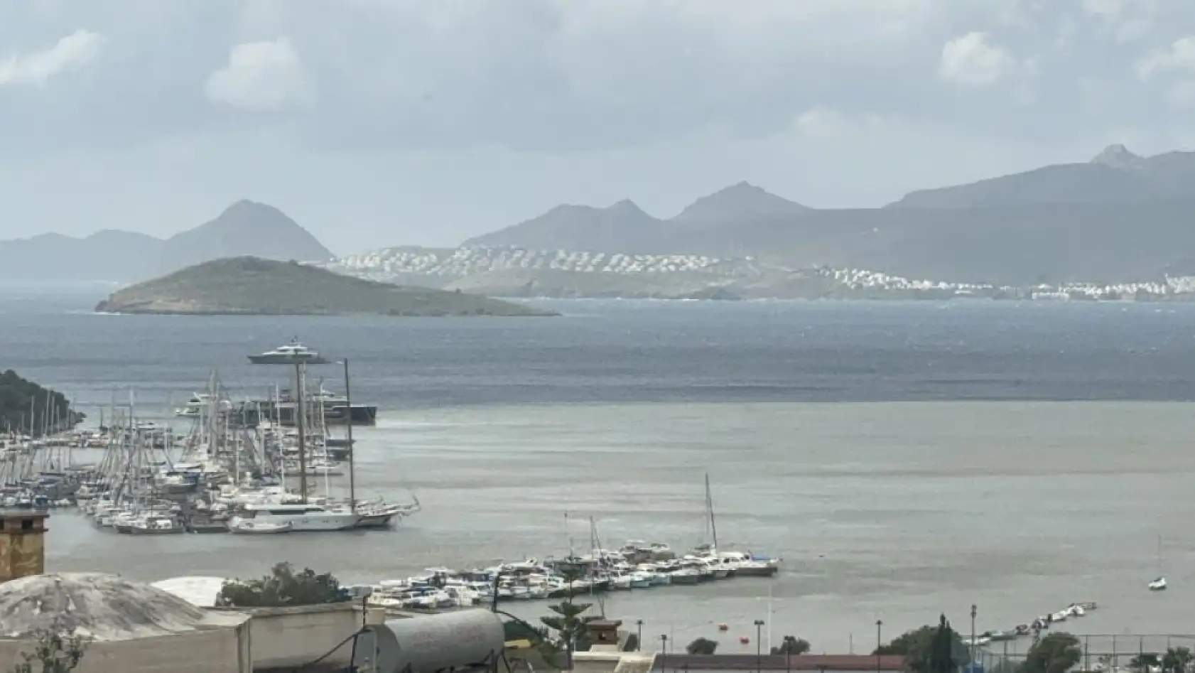 Bodrum'da selin ardından fırtına: 'Tekneler karaya oturdu, denizin rengi değişti'