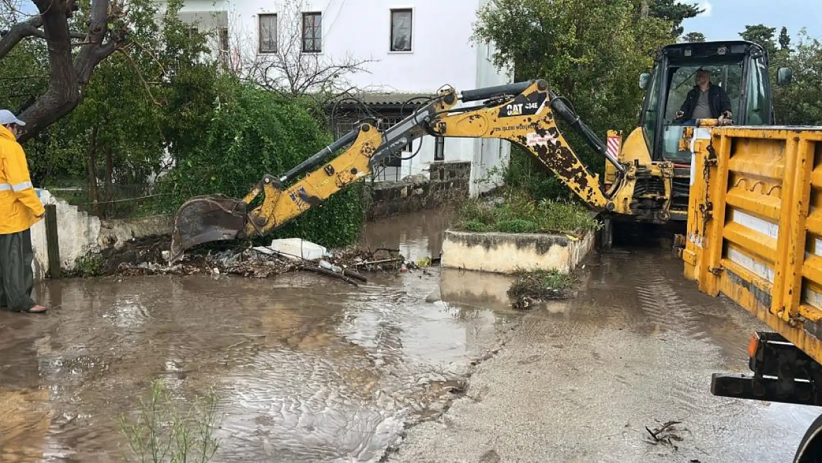 Bodrum'da sel sonrası ilk açıklama: 'Metrekareye 45 kilogram yağış düştü'