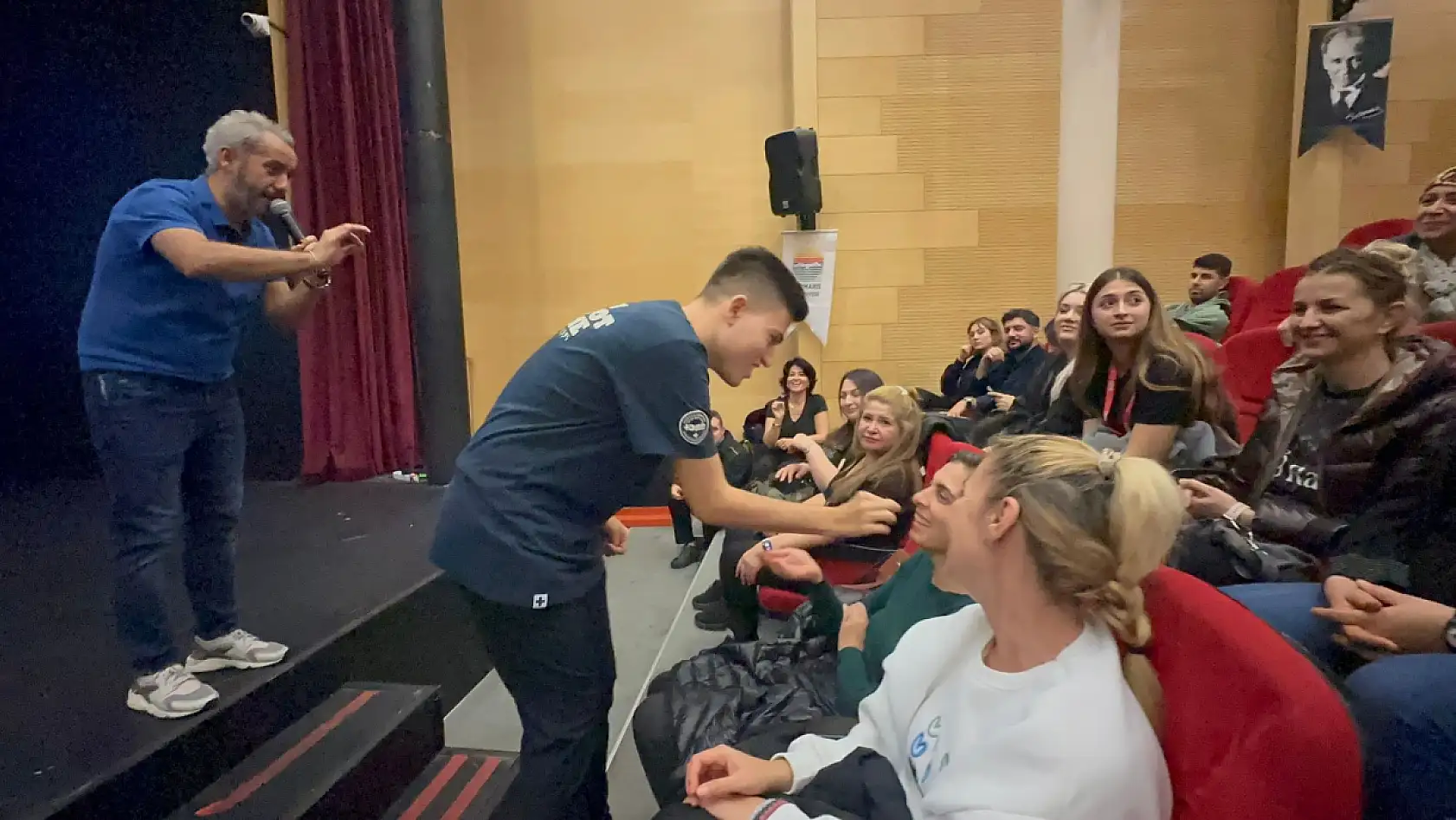 Marmaris'te otizmli bireylerin sahne performansı ayakta alkışlandı