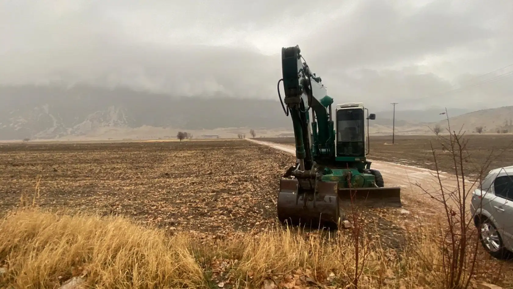 DSİ'ye ait kepçenin çalınıp define arandığı iddiası