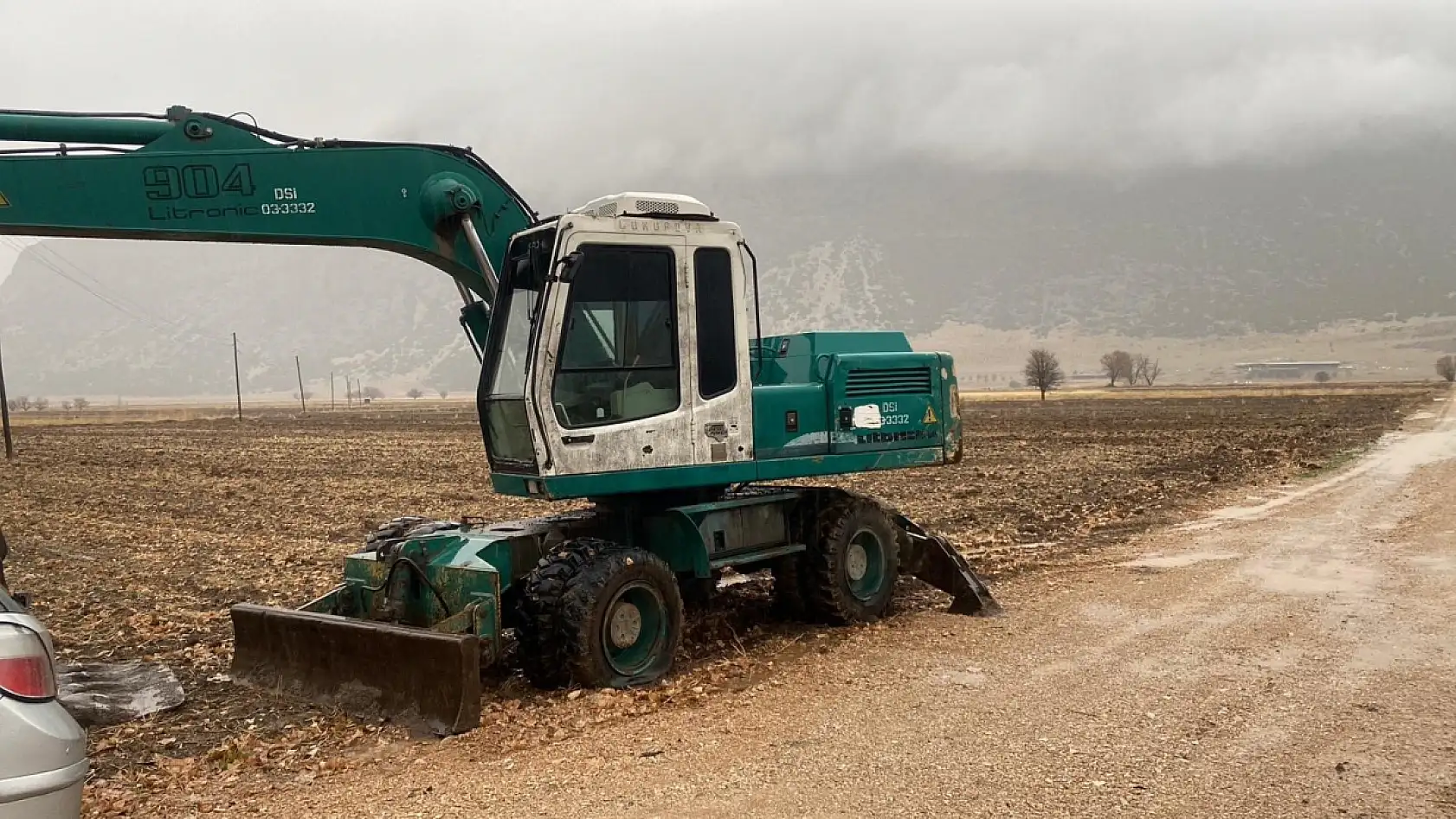 DSİ'ye ait kepçenin çalınıp define arandığı iddiası