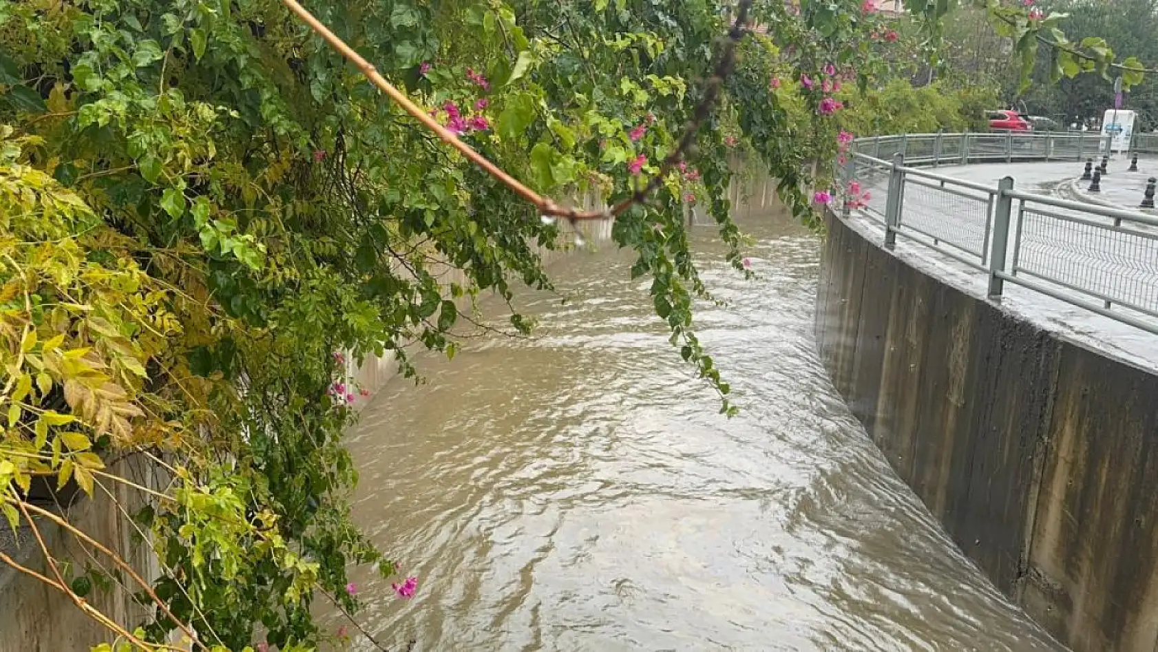 Marmaris'te son 24 saatte 60 kilogram yağış düştü