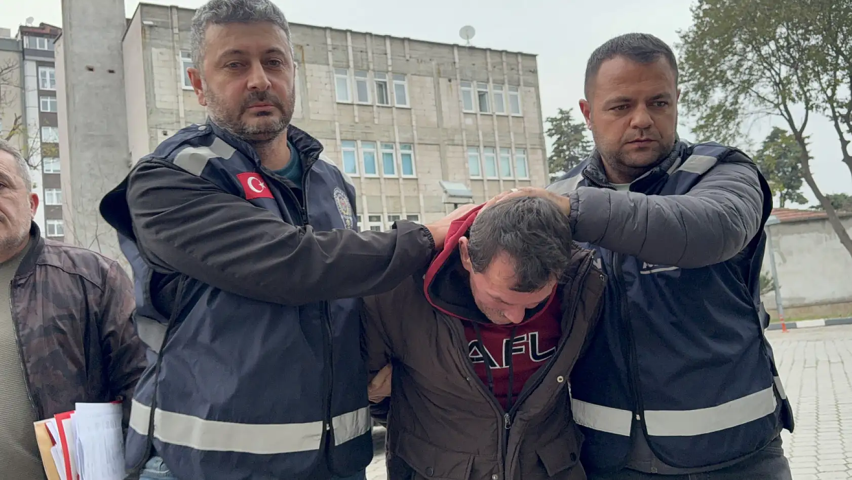 Üvey oğlunu bıçaklayarak öldürdü