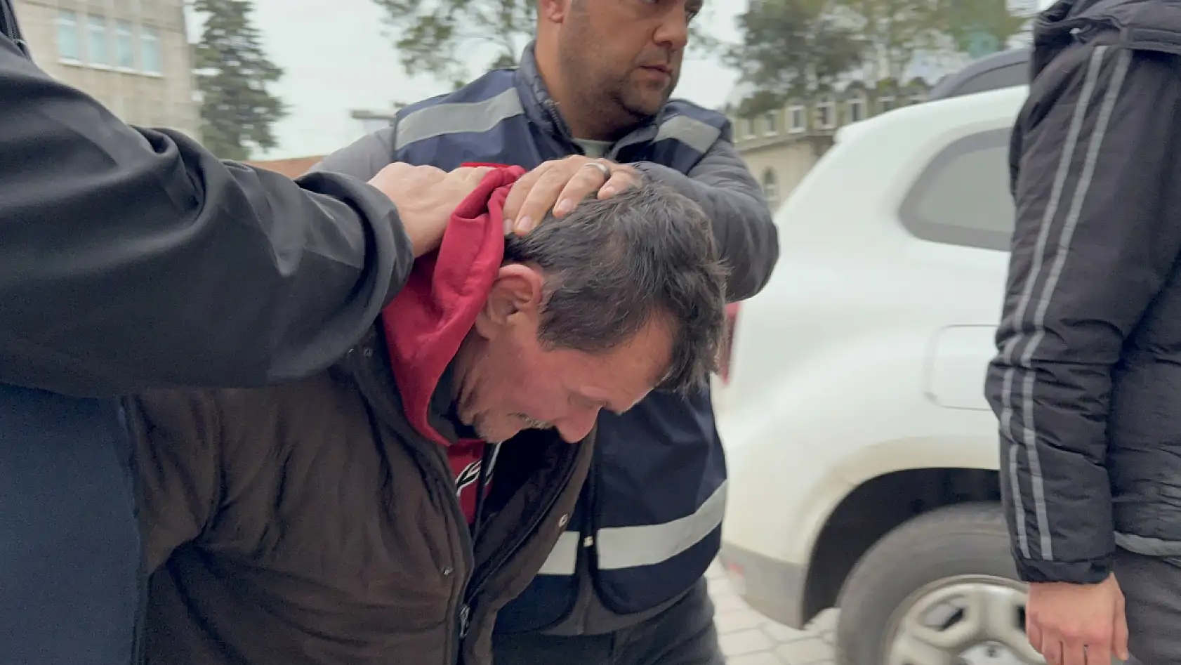 Üvey oğlunu bıçaklayarak öldürdü