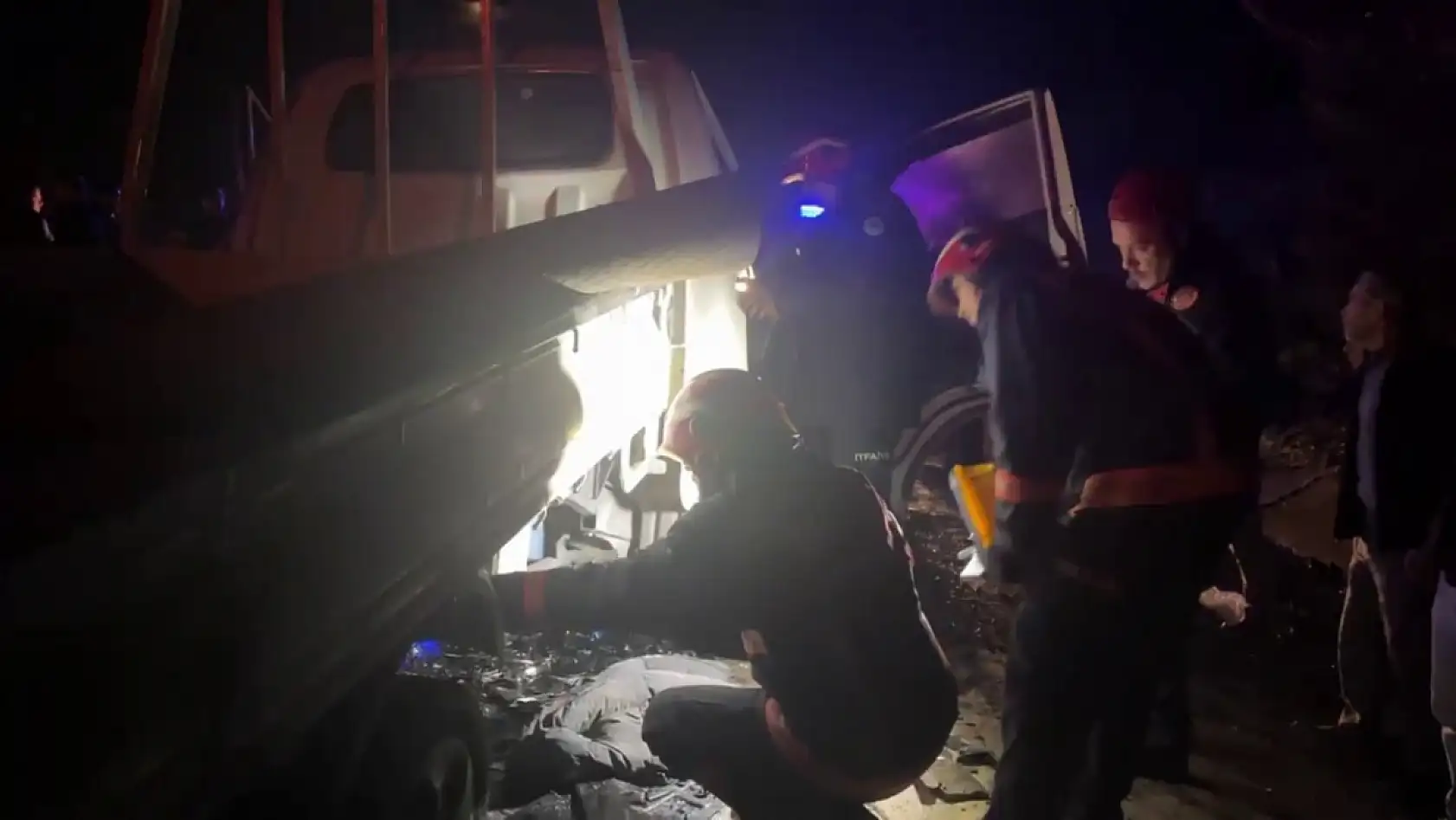 Panelvan ile kamyonet çapıştı: 1 ölü, 3 yaralı