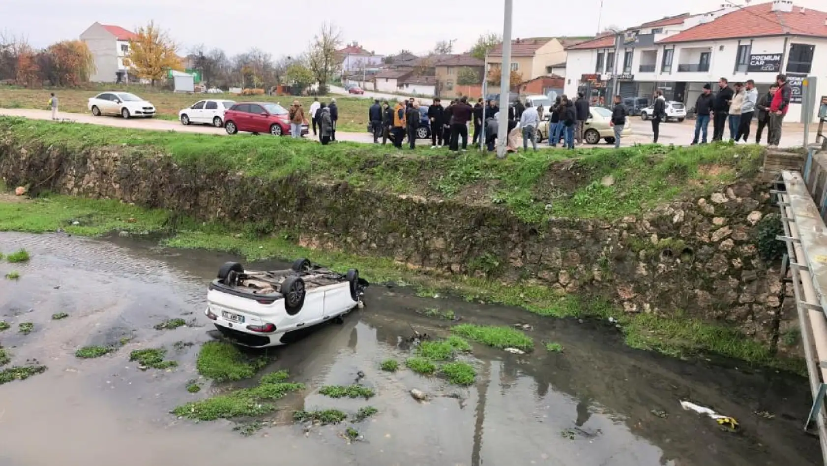 Otomobil dere yatağına uçtu: 3 yaralı