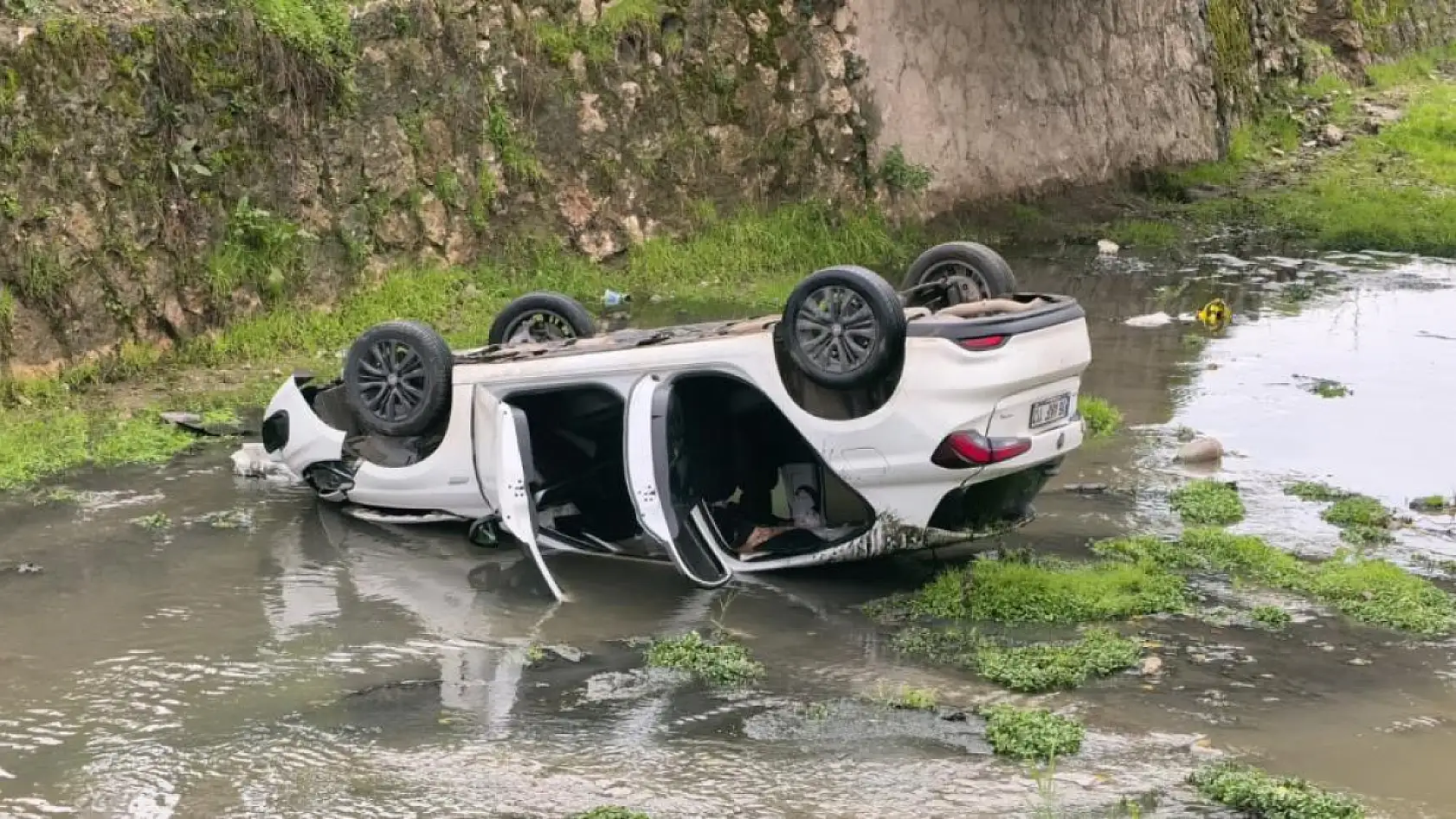 Otomobil dere yatağına uçtu: 3 yaralı
