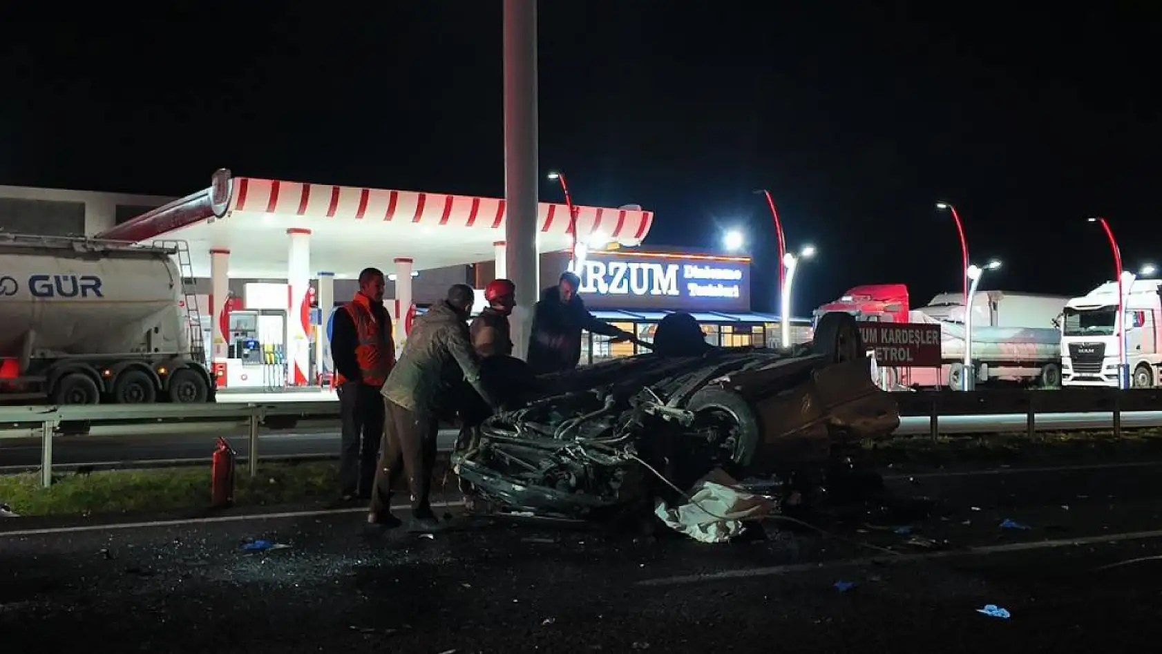 Otomobil tıra arkadan çarpıp takla attı: 1 ölü, 1'i ağır 3 yaralı