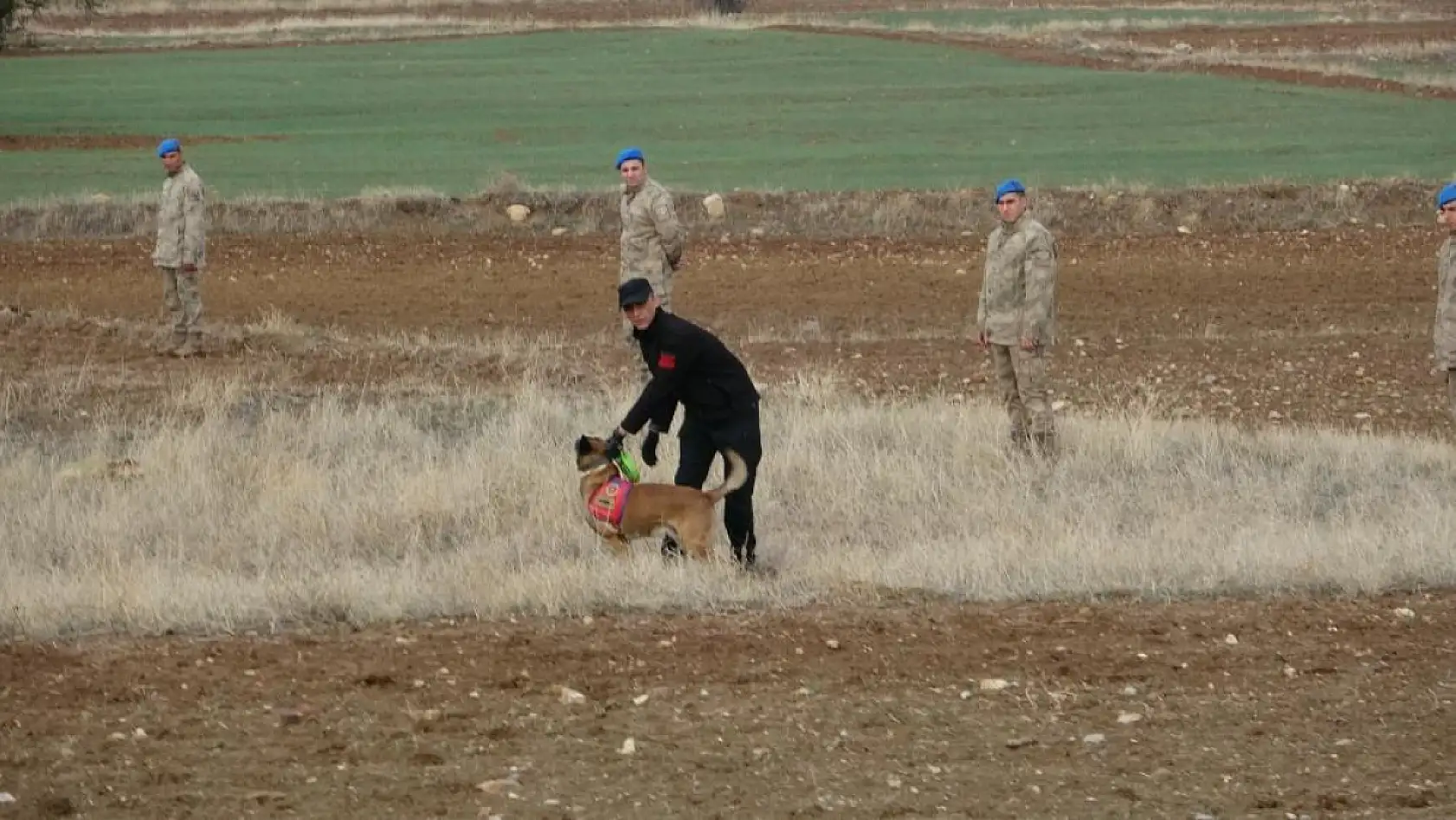 Kayıp baş arama çalışmalarında acılı baba, Vali Erin'e sarılarak gözyaşlarına boğuldu