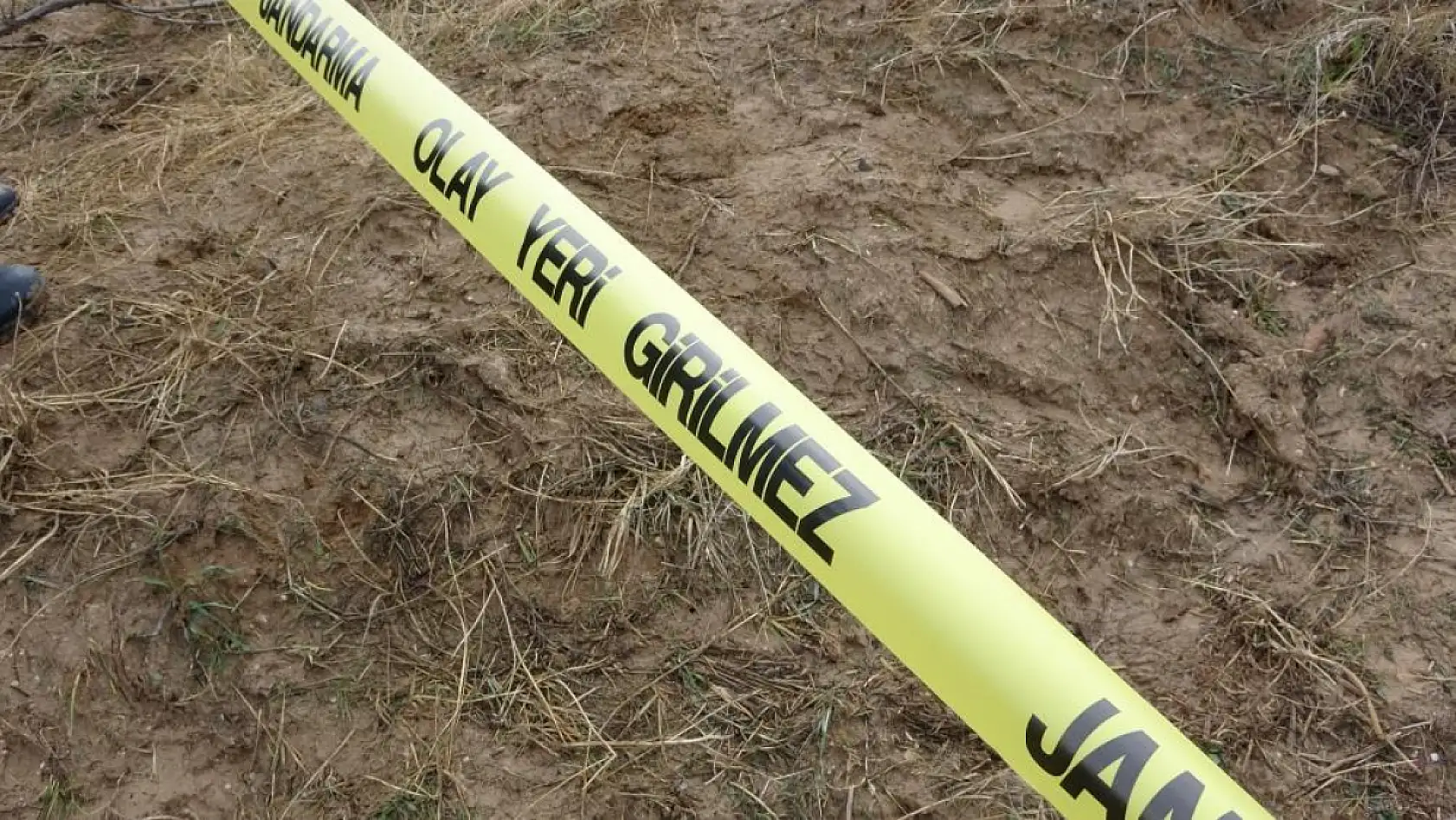 Kayıp baş arama çalışmalarında acılı baba, Vali Erin'e sarılarak gözyaşlarına boğuldu