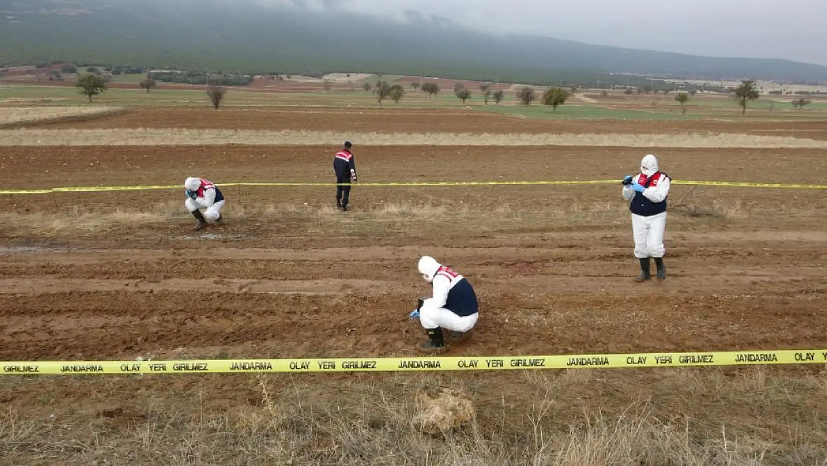 Kayıp baş arama çalışmalarında acılı baba, Vali Erin'e sarılarak gözyaşlarına boğuldu