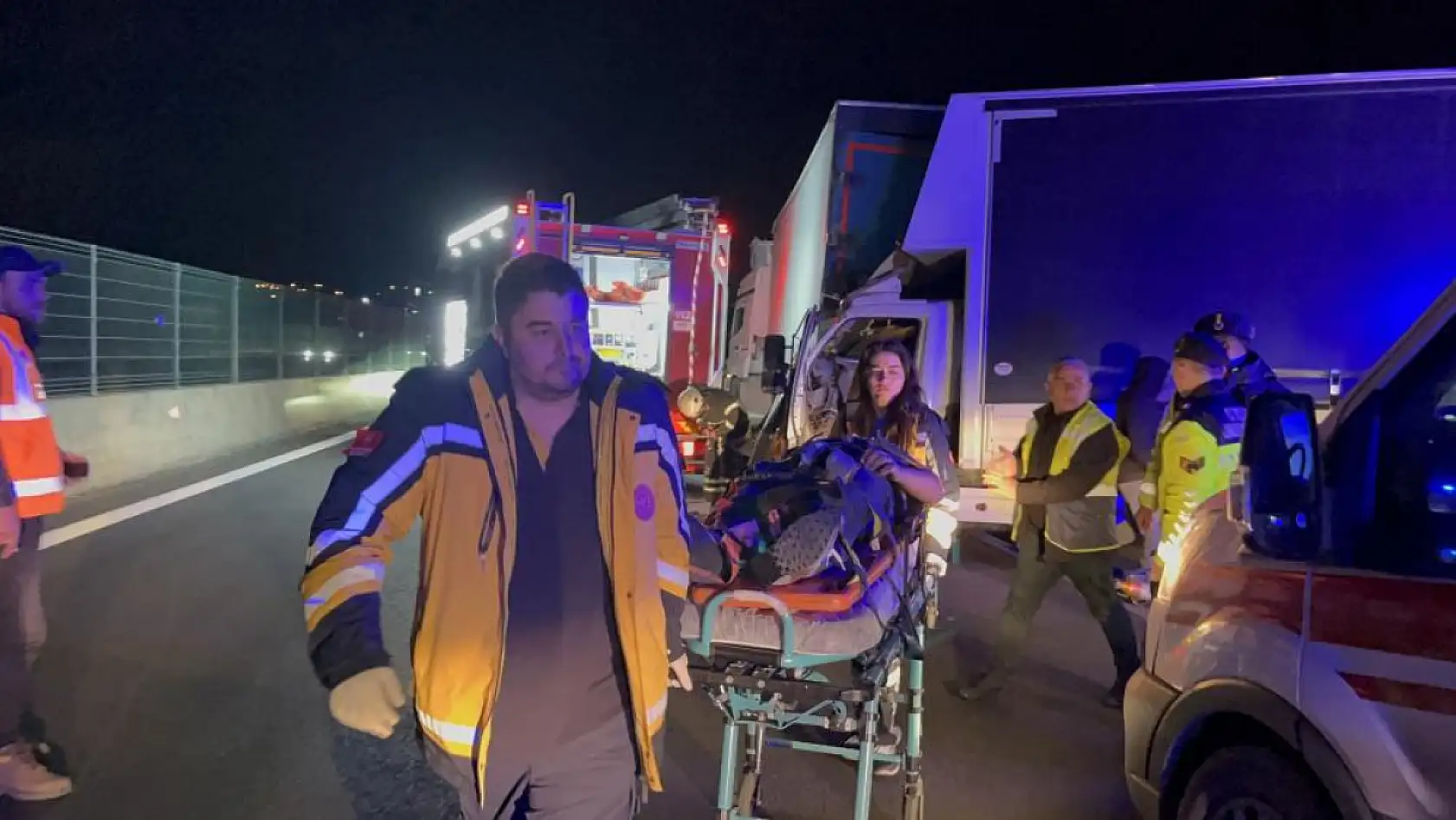 TEM Otoyolu'nda sıkışmalı zincirleme kaza: 4 yaralı