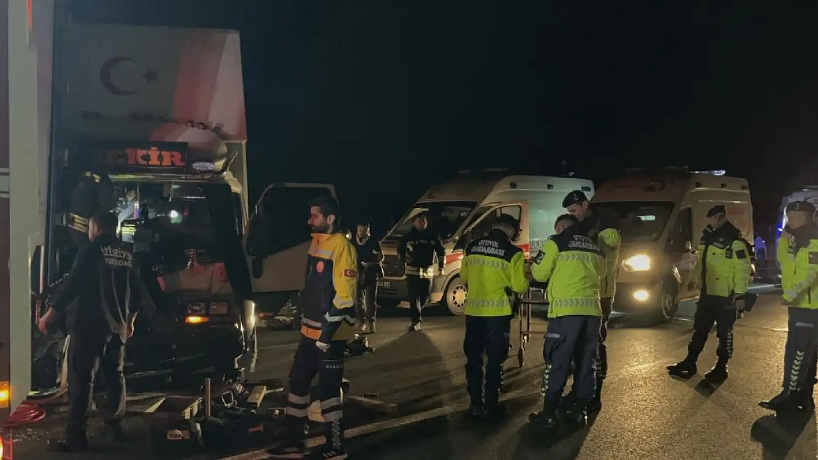 TEM Otoyolu'nda sıkışmalı zincirleme kaza: 4 yaralı