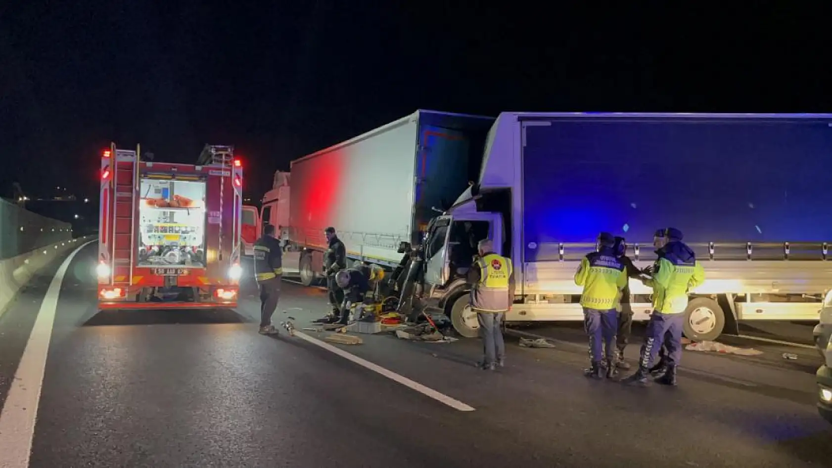 TEM Otoyolu'nda sıkışmalı zincirleme kaza: 4 yaralı