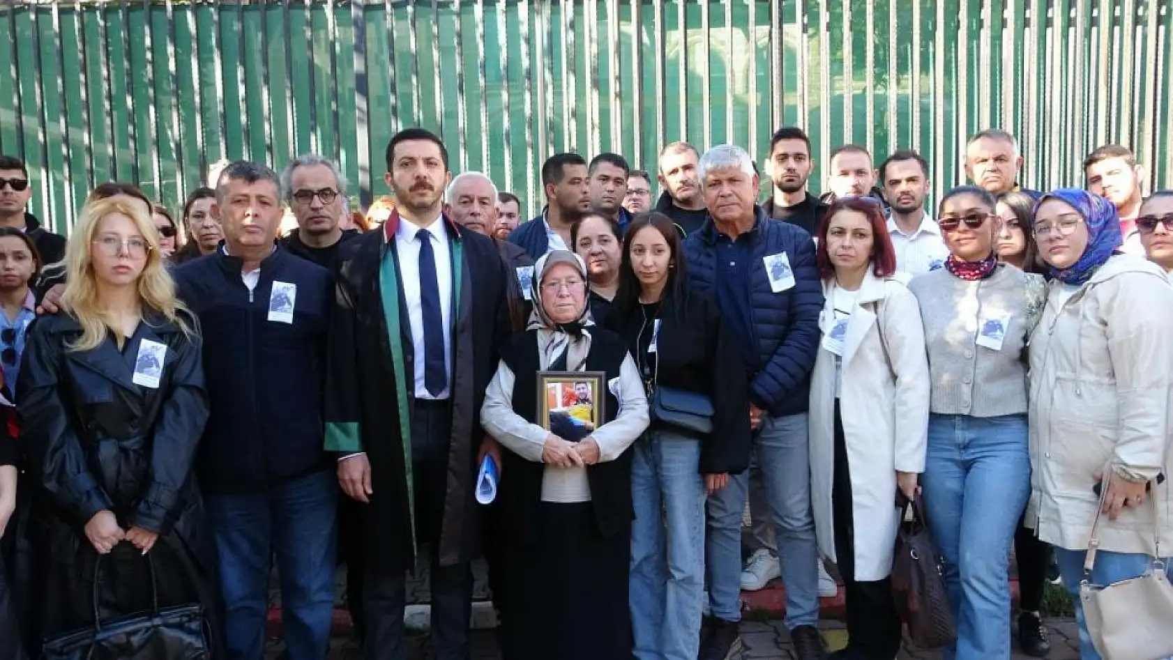 Genç paramedik sigara isteme bahanesiyle gasp ve darp edilip öldürüldü, anne duruşmaya oğlunun fotoğrafıyla geldi