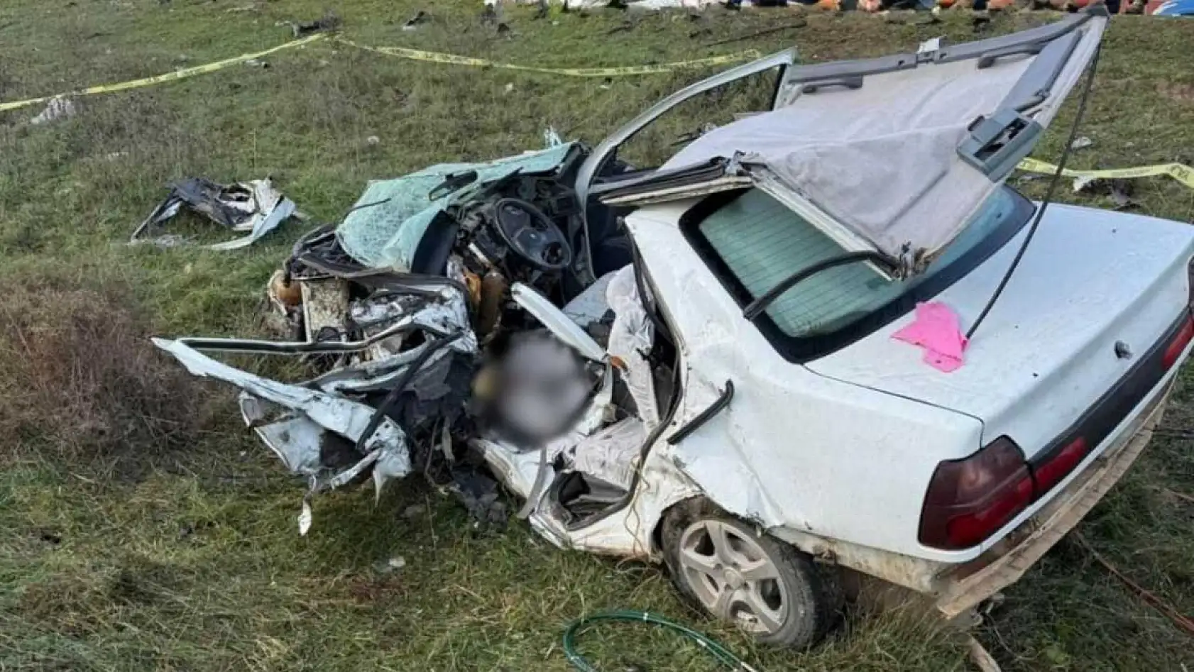 Sabah saatlerindeki feci kazada otomobiller hurdaya döndü: 1 ölü, 1 yaralı