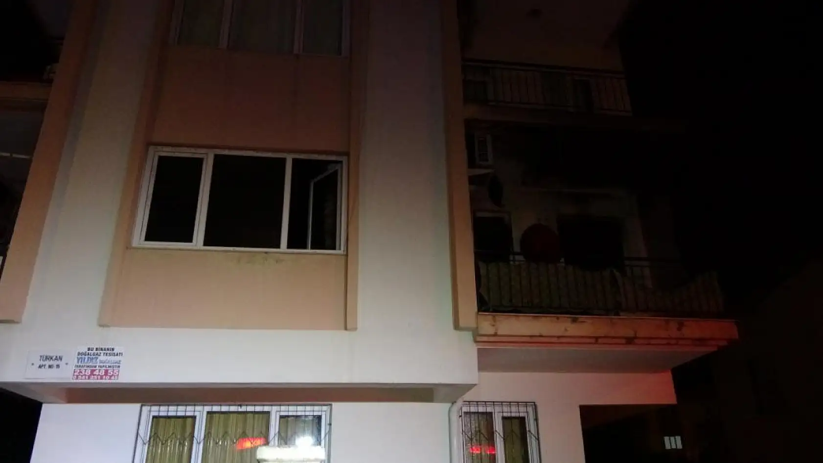 Dairede çıkan yangında 3'ü çocuk 4 kişi dumandan etkilendi