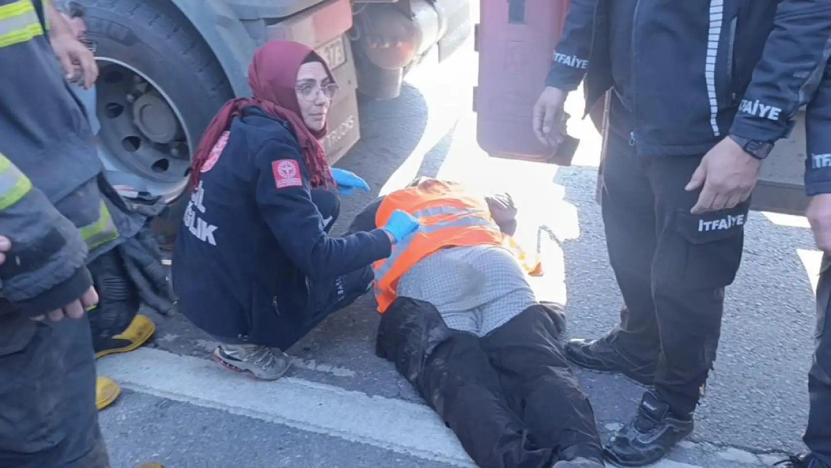 Tırın altında kalan karayolları işçisi hayatını kaybetti