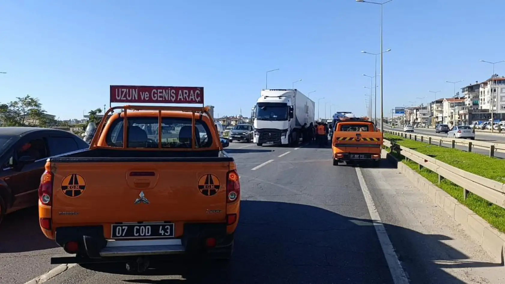 Tırın altında kalan karayolları işçisi hayatını kaybetti