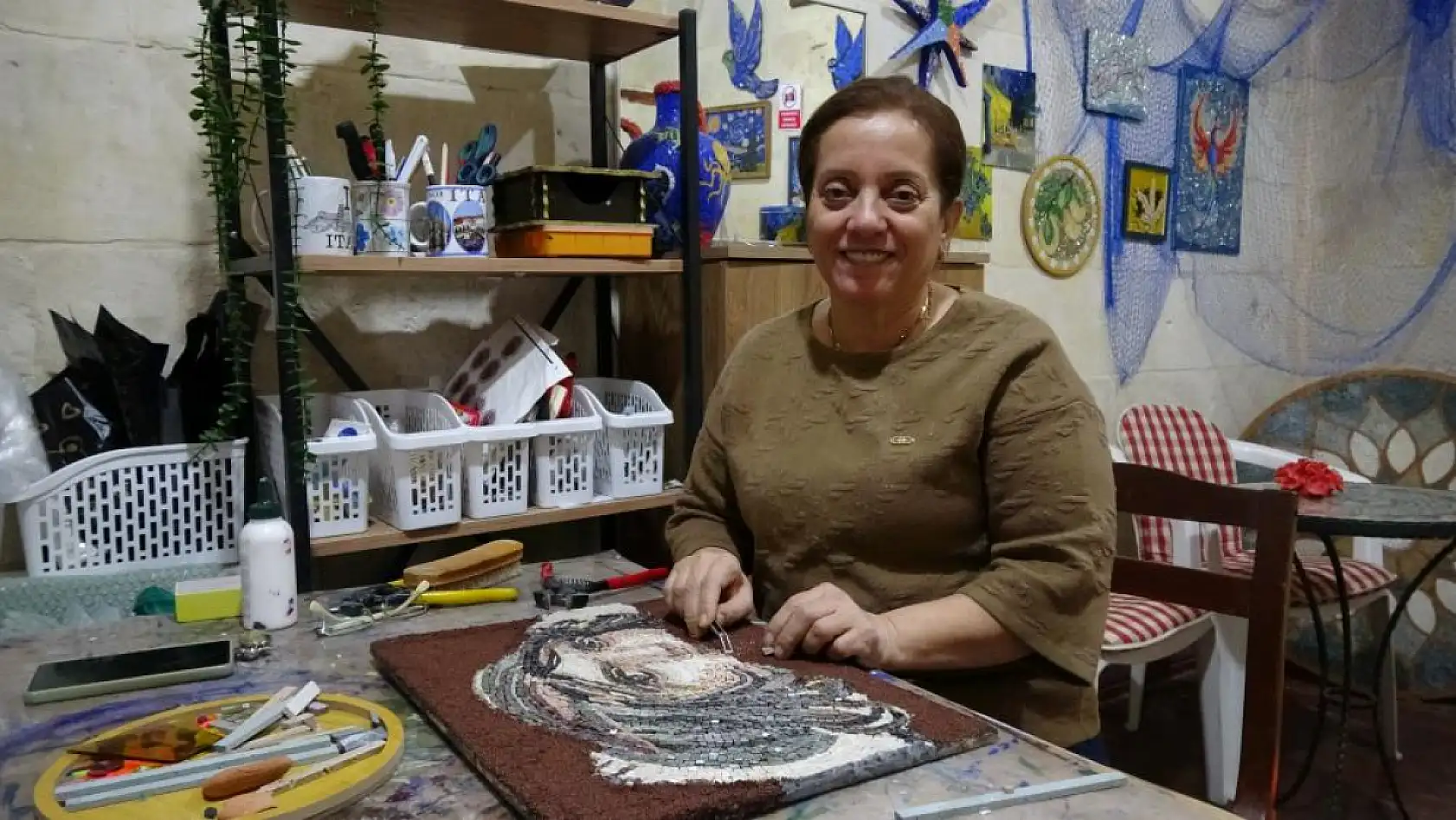 Hobi olarak başladığı mozaik sanatında dünyaya açılmak istiyor
