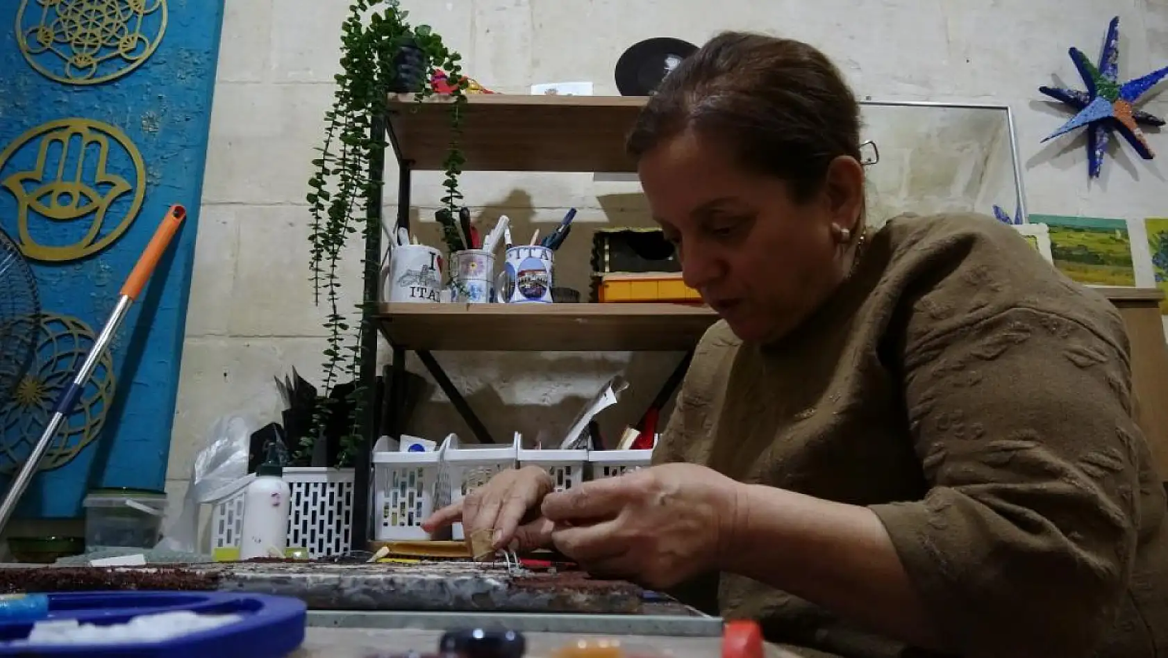 Hobi olarak başladığı mozaik sanatında dünyaya açılmak istiyor