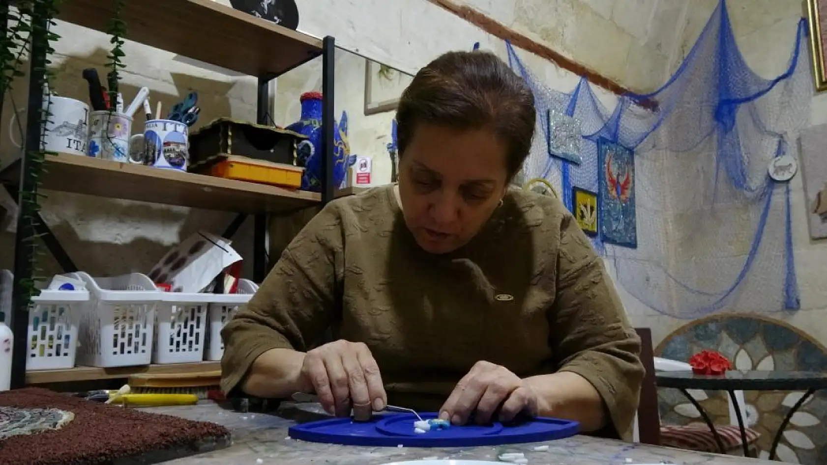 Hobi olarak başladığı mozaik sanatında dünyaya açılmak istiyor