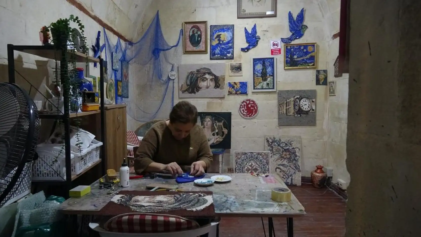 Hobi olarak başladığı mozaik sanatında dünyaya açılmak istiyor