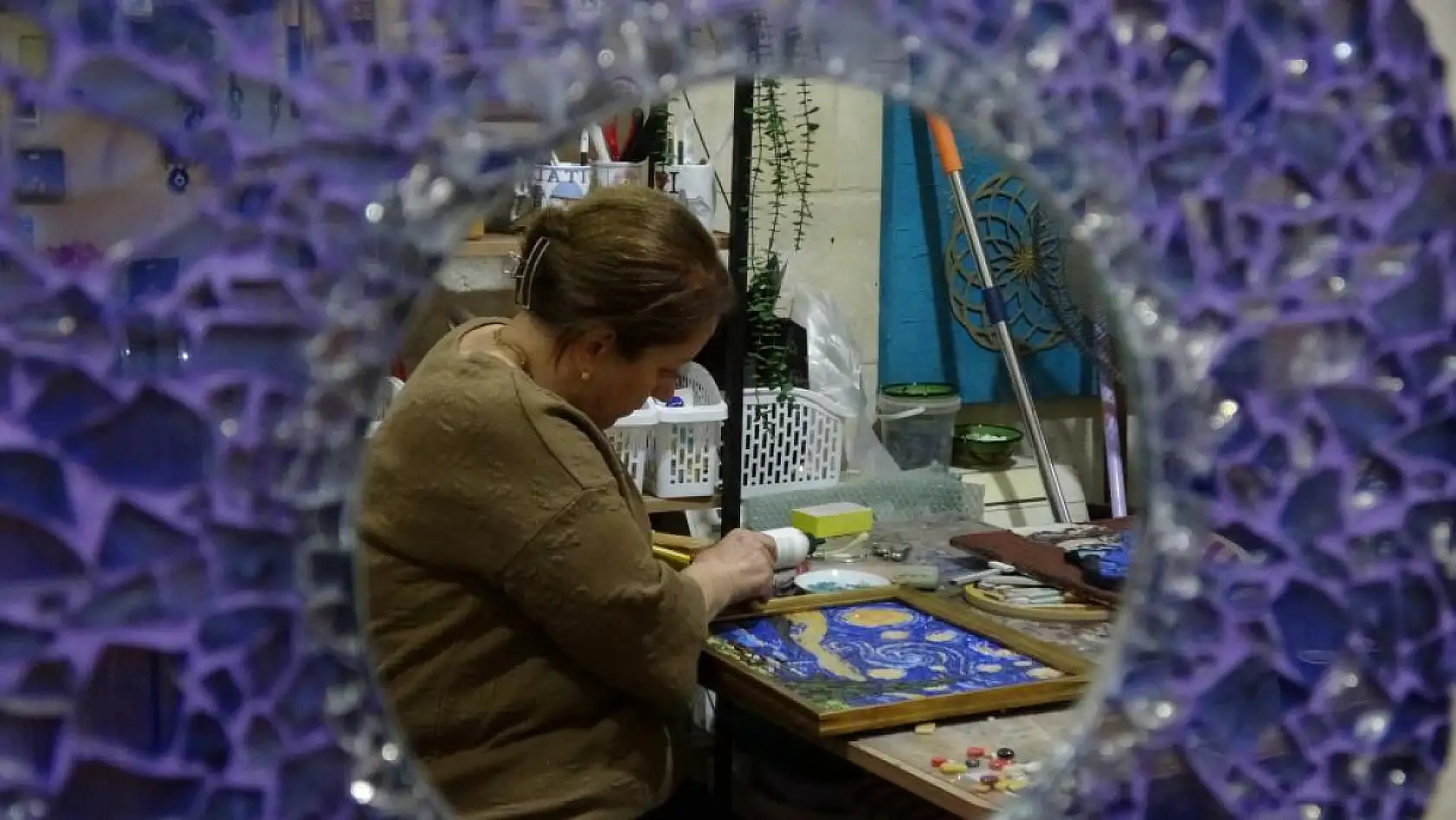 Hobi olarak başladığı mozaik sanatında dünyaya açılmak istiyor