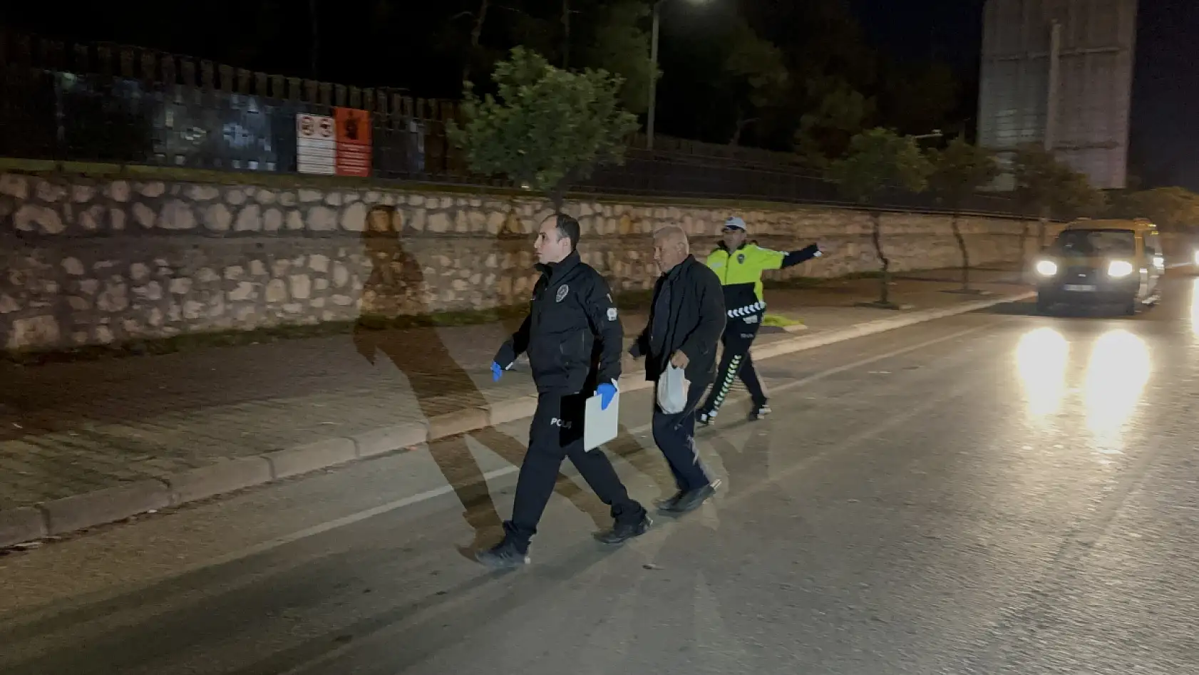 Lüks otomobil kamyona ok gibi saplandı: 1 ölü, 2 yaralı