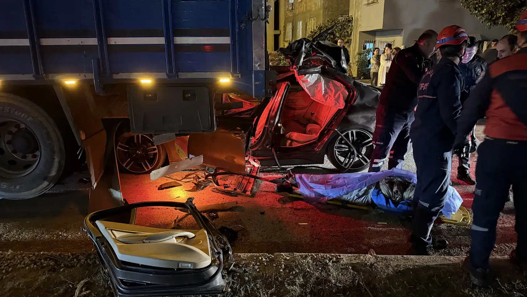 Lüks otomobil kamyona ok gibi saplandı: 1 ölü, 2 yaralı